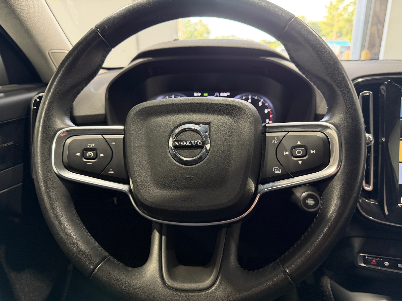 Thumbnail: 2021 Volvo XC40 - 4