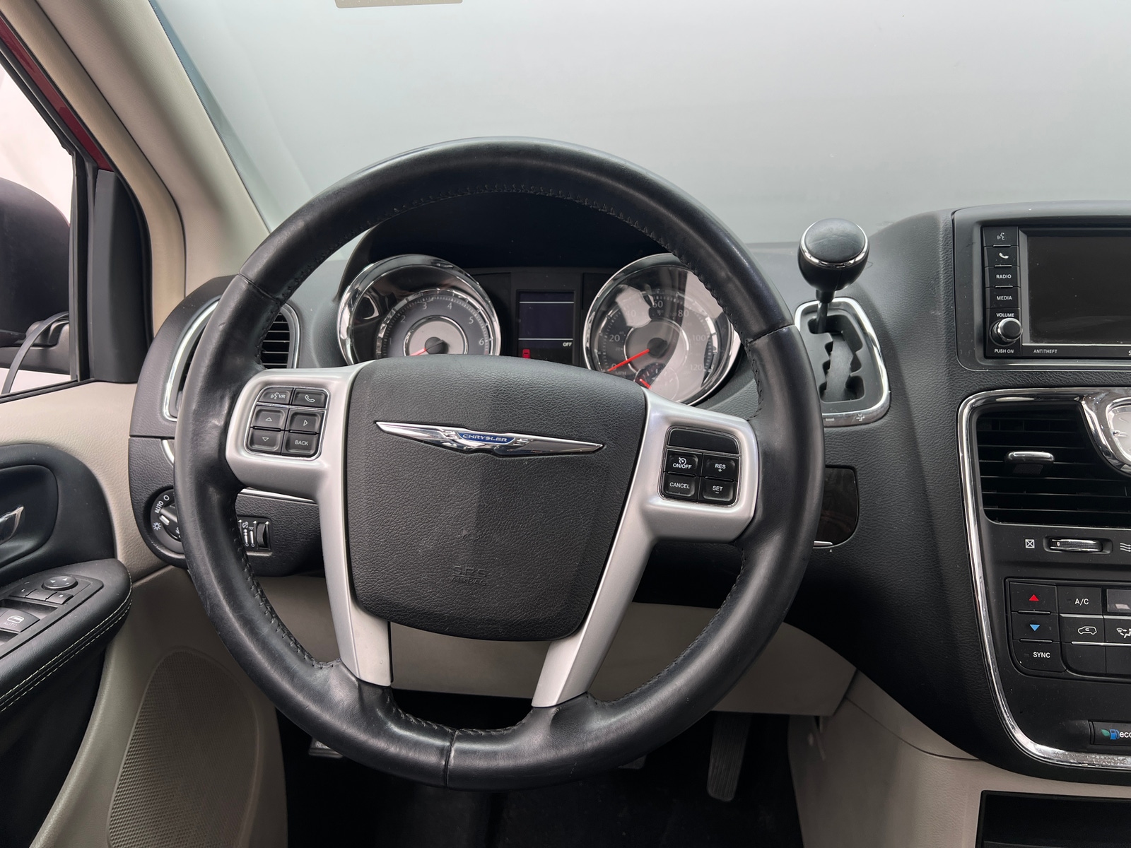 Thumbnail: 2014 Chrysler Town & Country - 4
