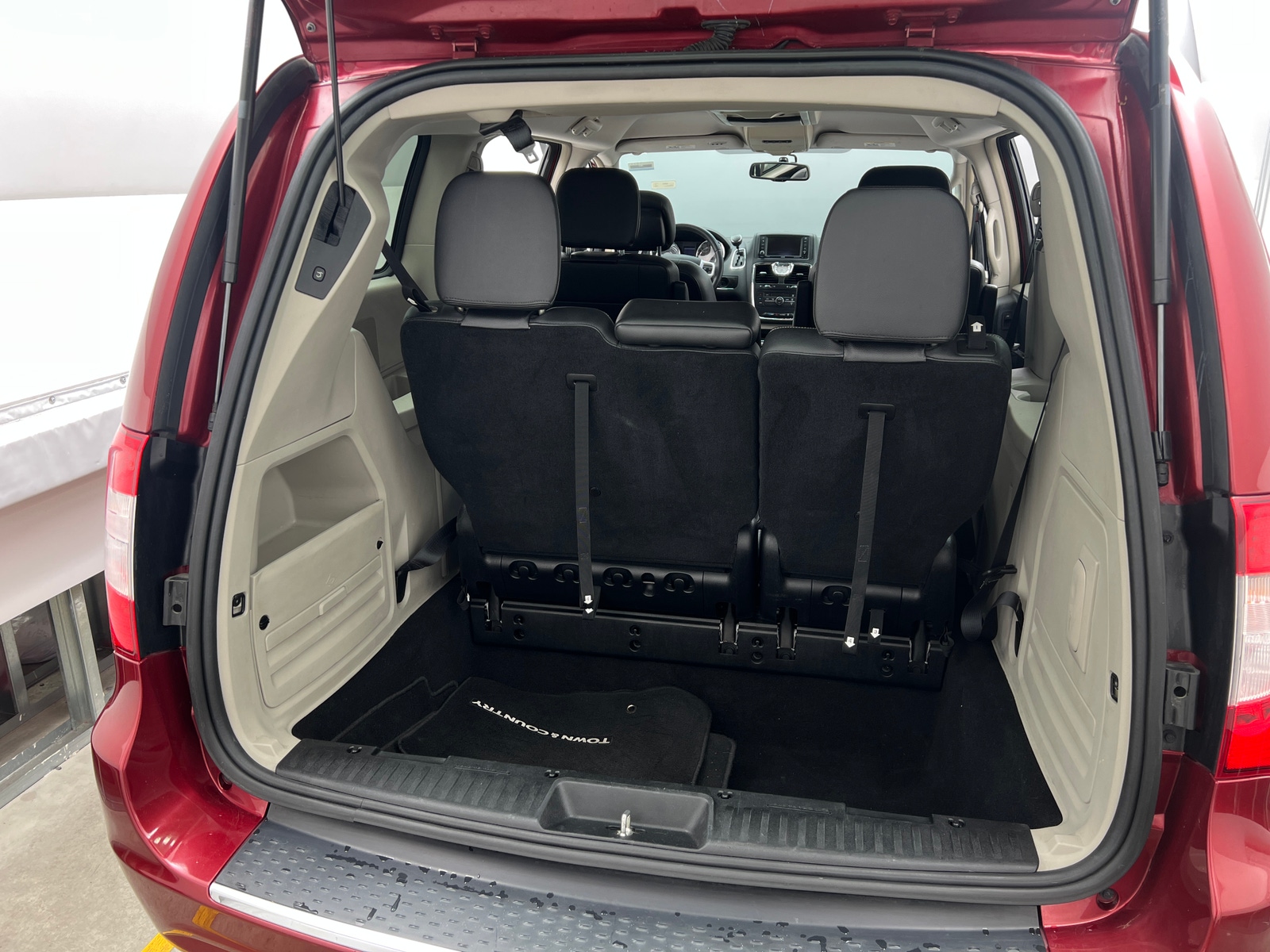 Thumbnail: 2014 Chrysler Town & Country - 6