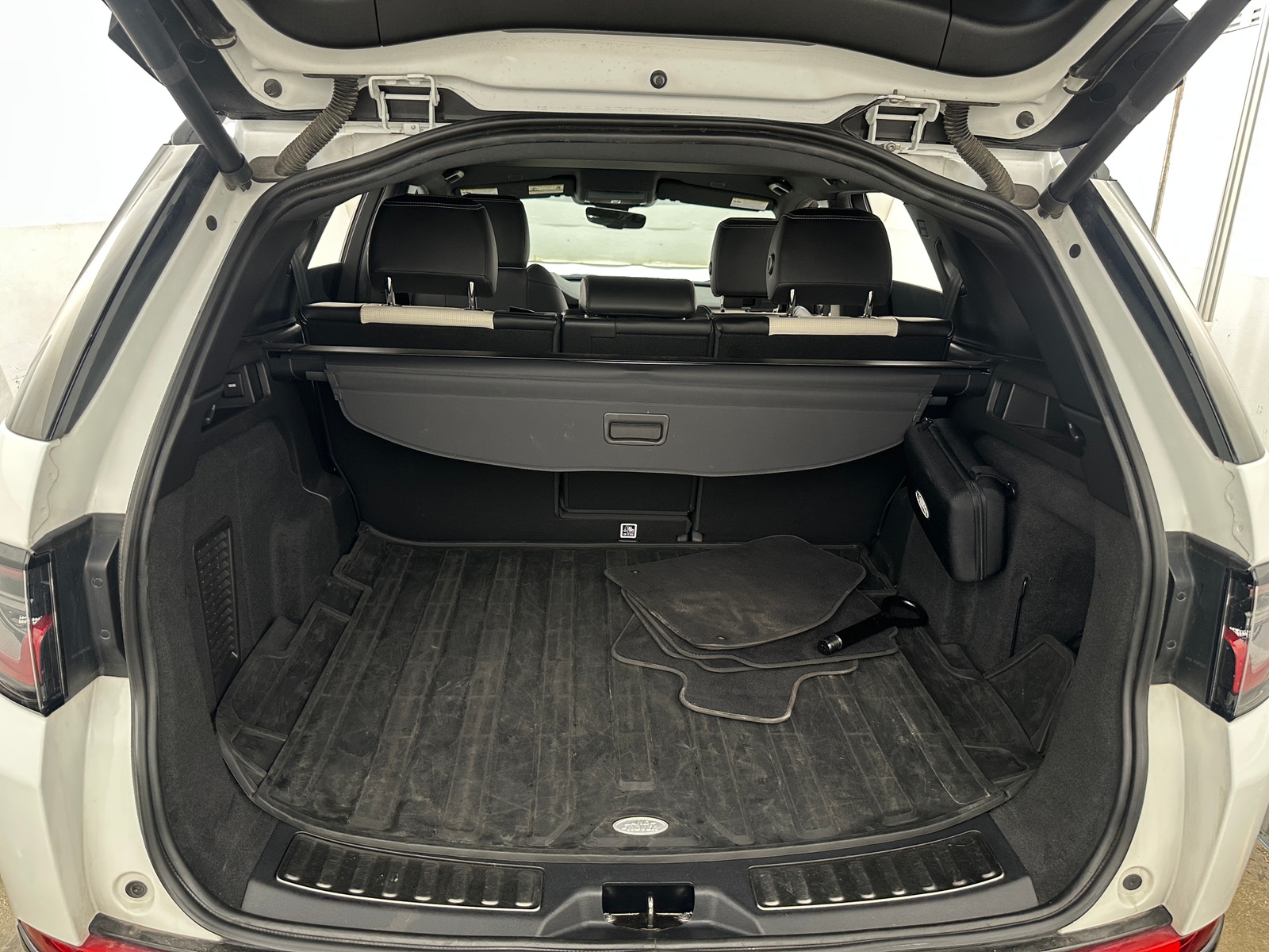Thumbnail: 2023 Land Rover Discovery Sport - 6