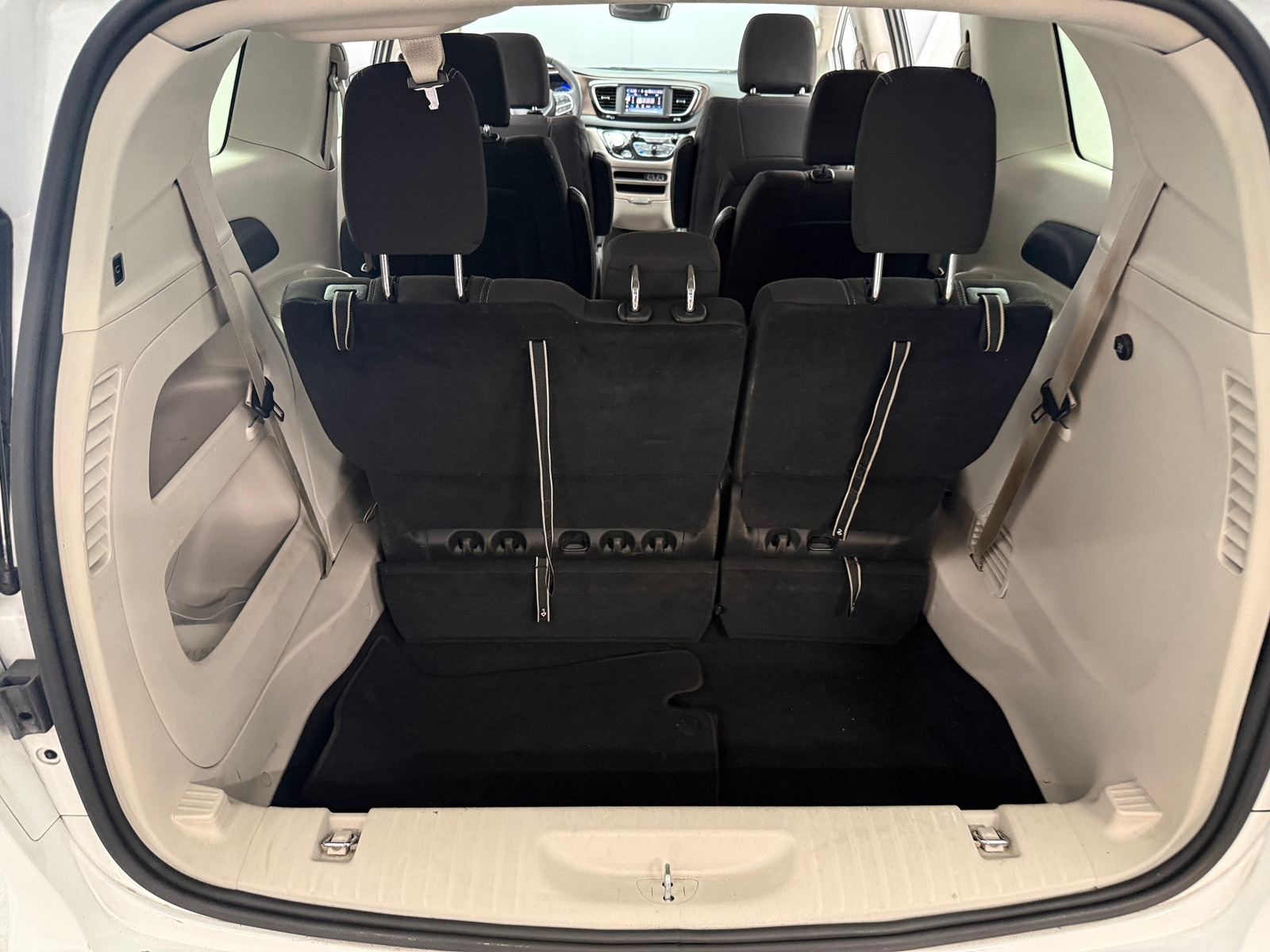 Thumbnail: 2023 Chrysler Voyager - 7