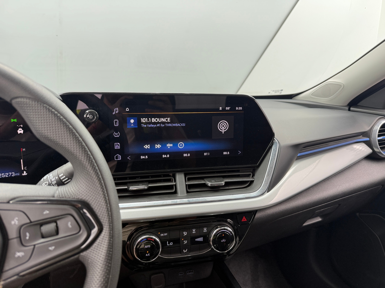 Thumbnail: 2025 Chevrolet Trax - 4