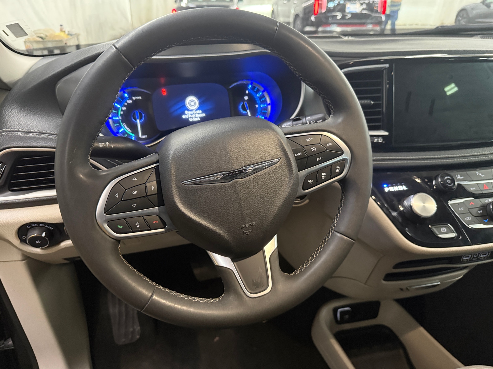Thumbnail: 2023 Chrysler Pacifica - 4