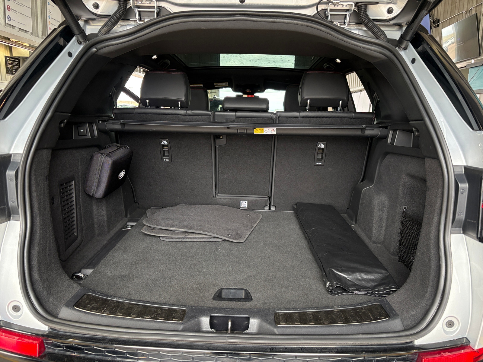 Thumbnail: 2023 Land Rover Discovery Sport - 6