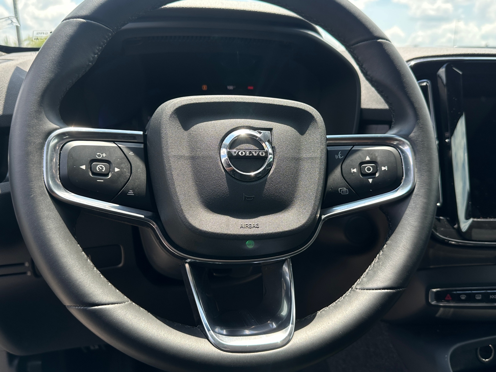 Thumbnail: 2023 Volvo C40 - 4