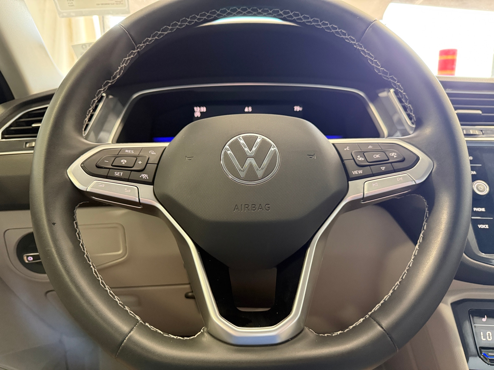 Thumbnail: 2022 Volkswagen Tiguan - 4