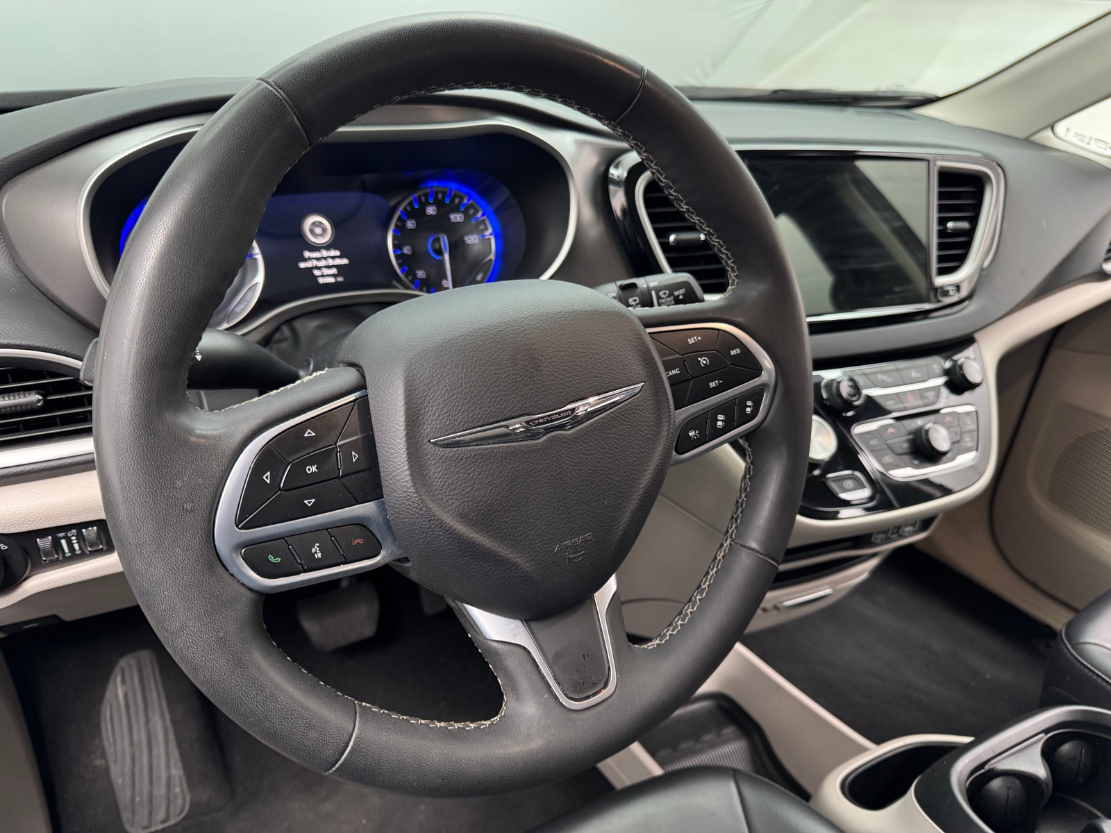 Thumbnail: 2023 Chrysler Pacifica - 4