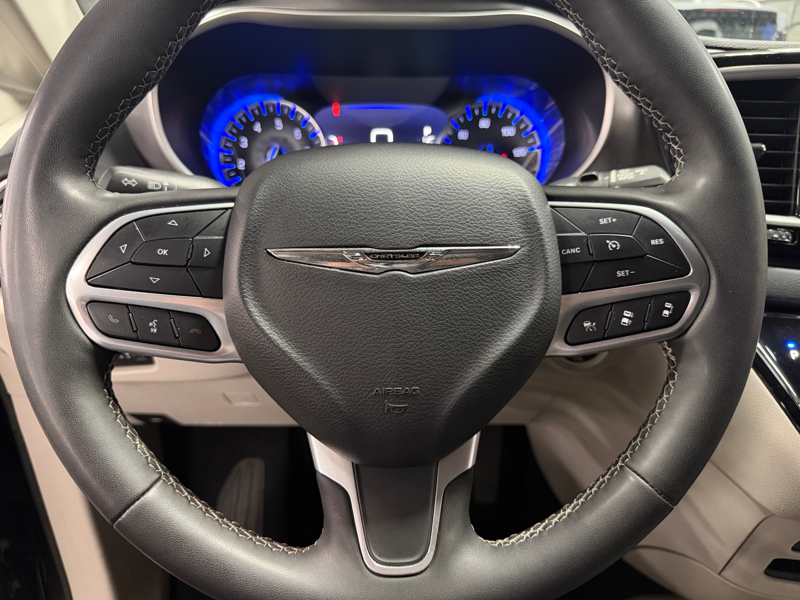 Thumbnail: 2023 Chrysler Pacifica - 4