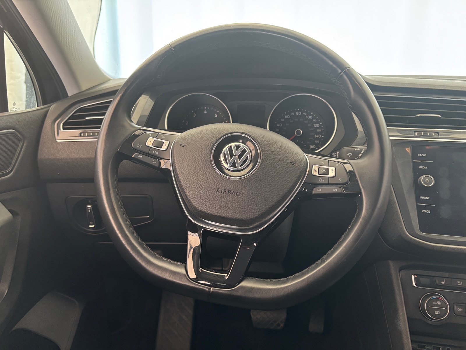 Thumbnail: 2018 Volkswagen Tiguan - 4