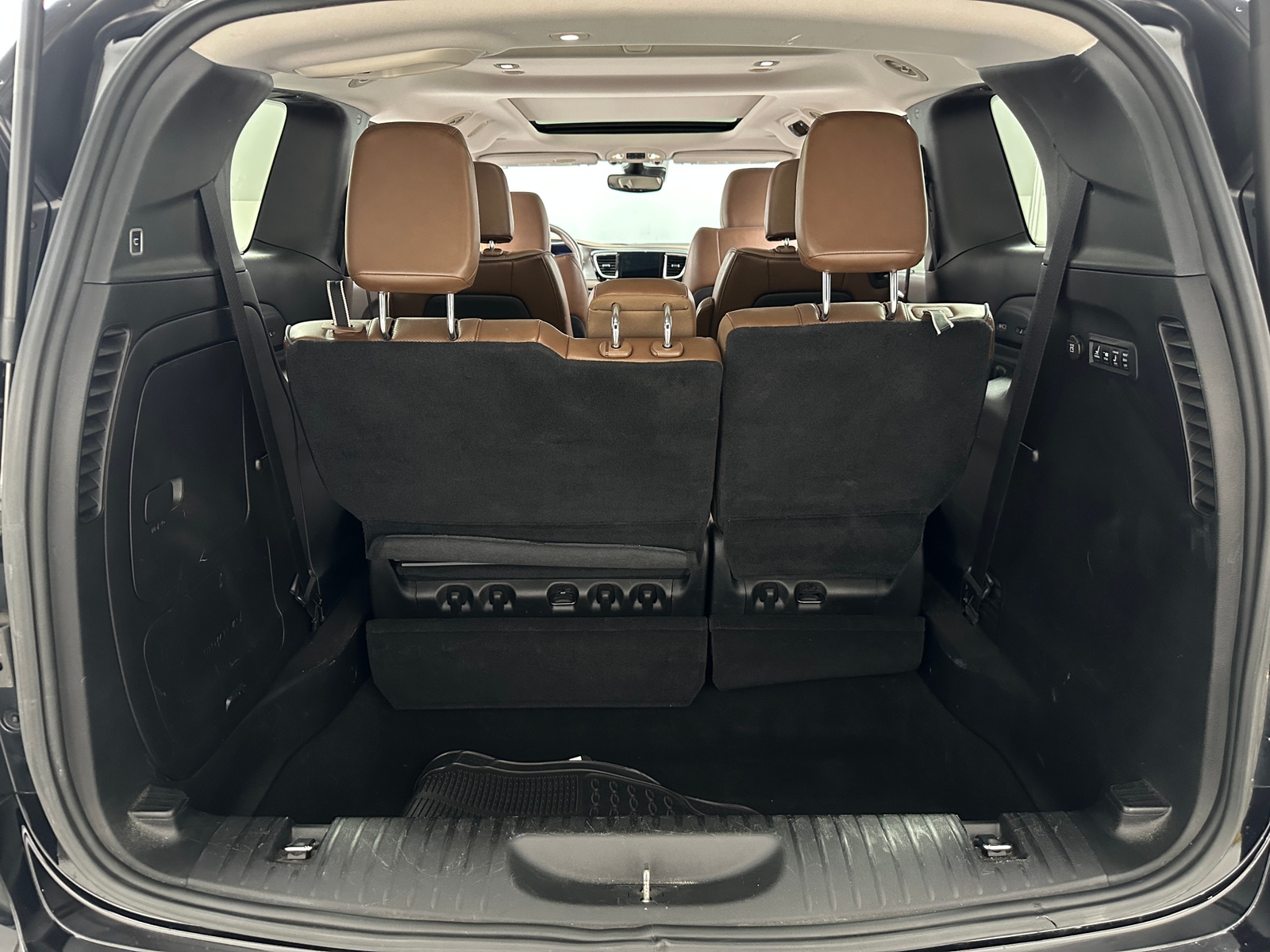 Thumbnail: 2017 Chrysler Pacifica - 6