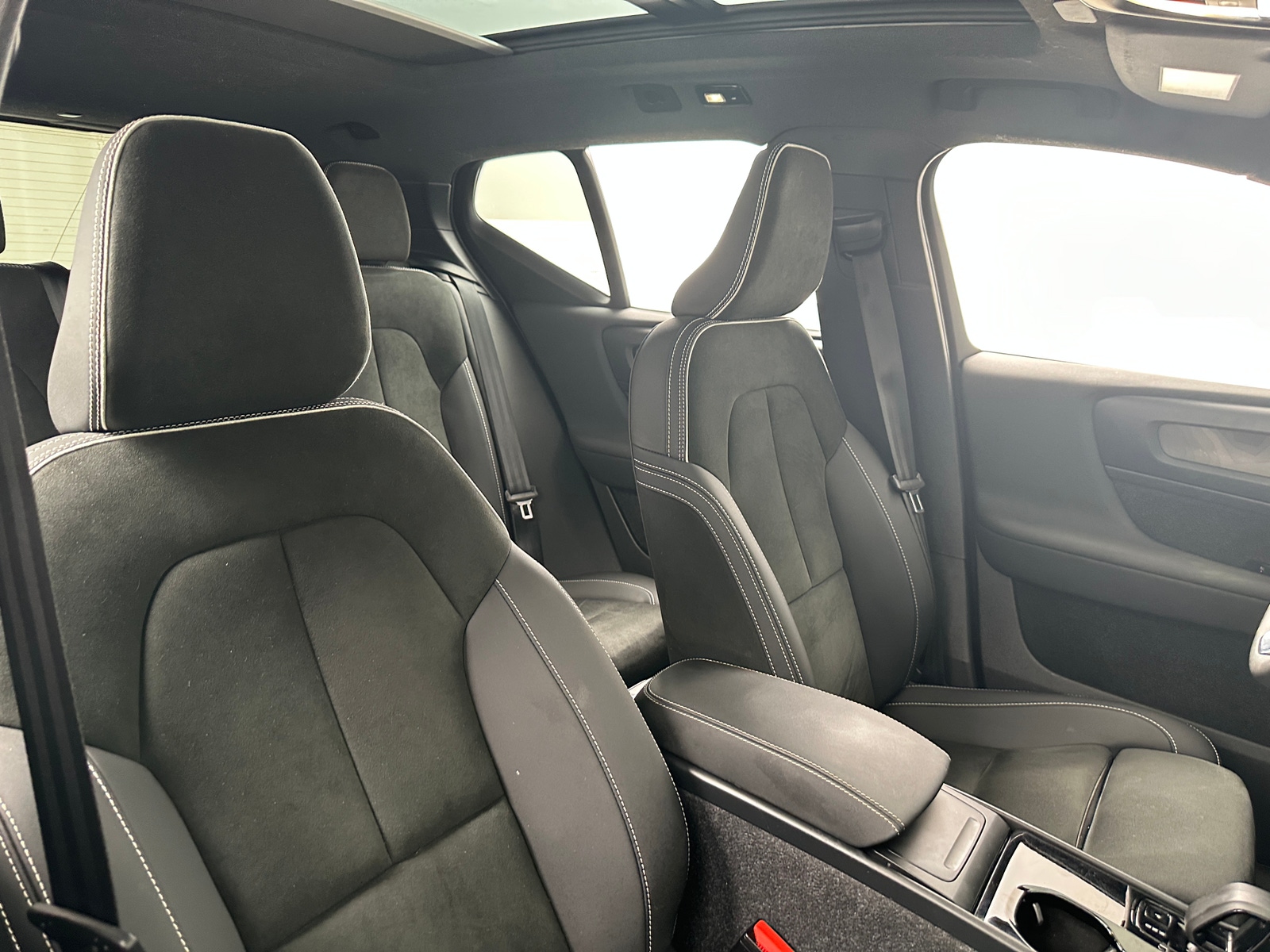 Thumbnail: 2023 Volvo XC40 - 2