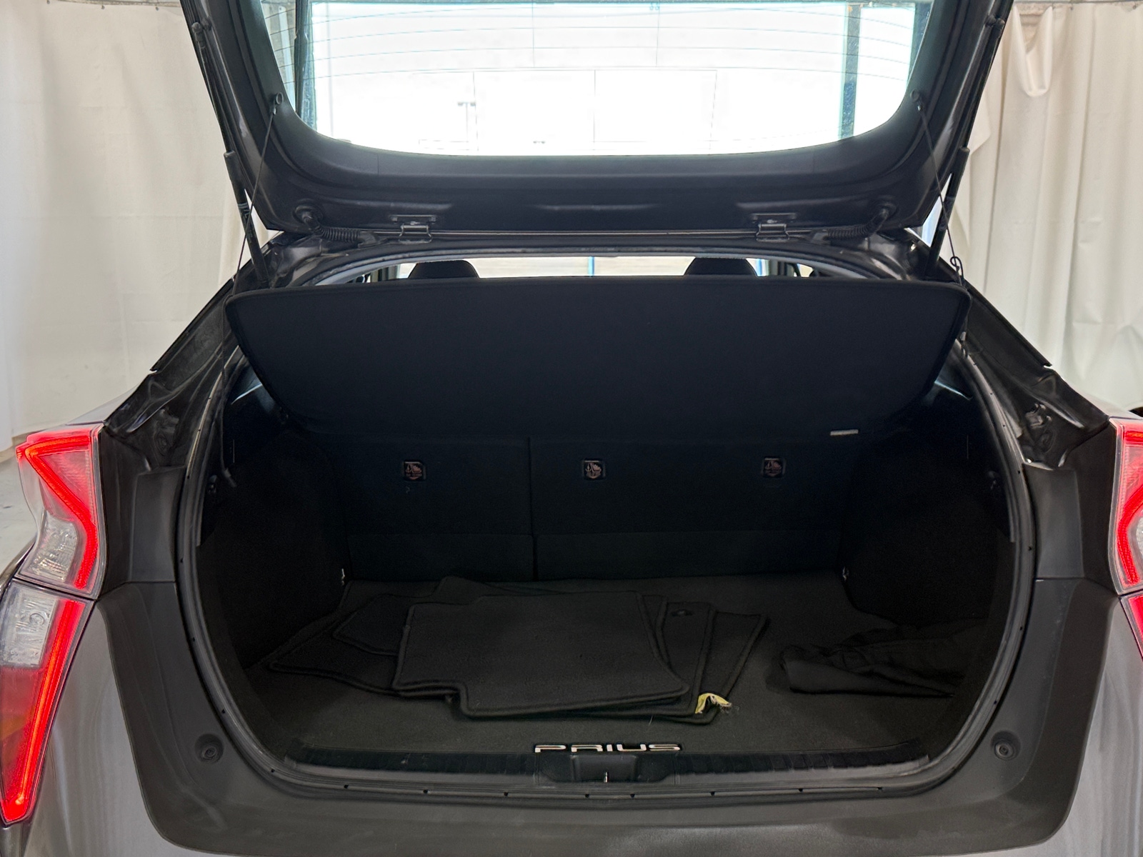Thumbnail: 2016 Toyota Prius - 7
