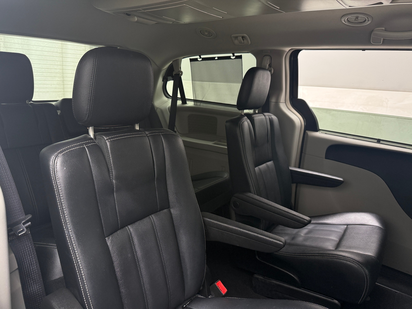 Thumbnail: 2016 Chrysler Town & Country - 5
