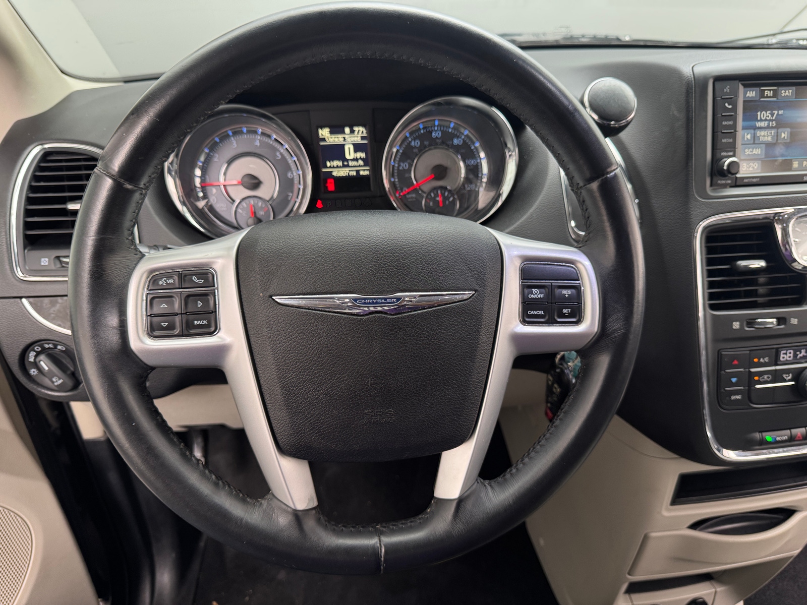 Thumbnail: 2016 Chrysler Town & Country - 4