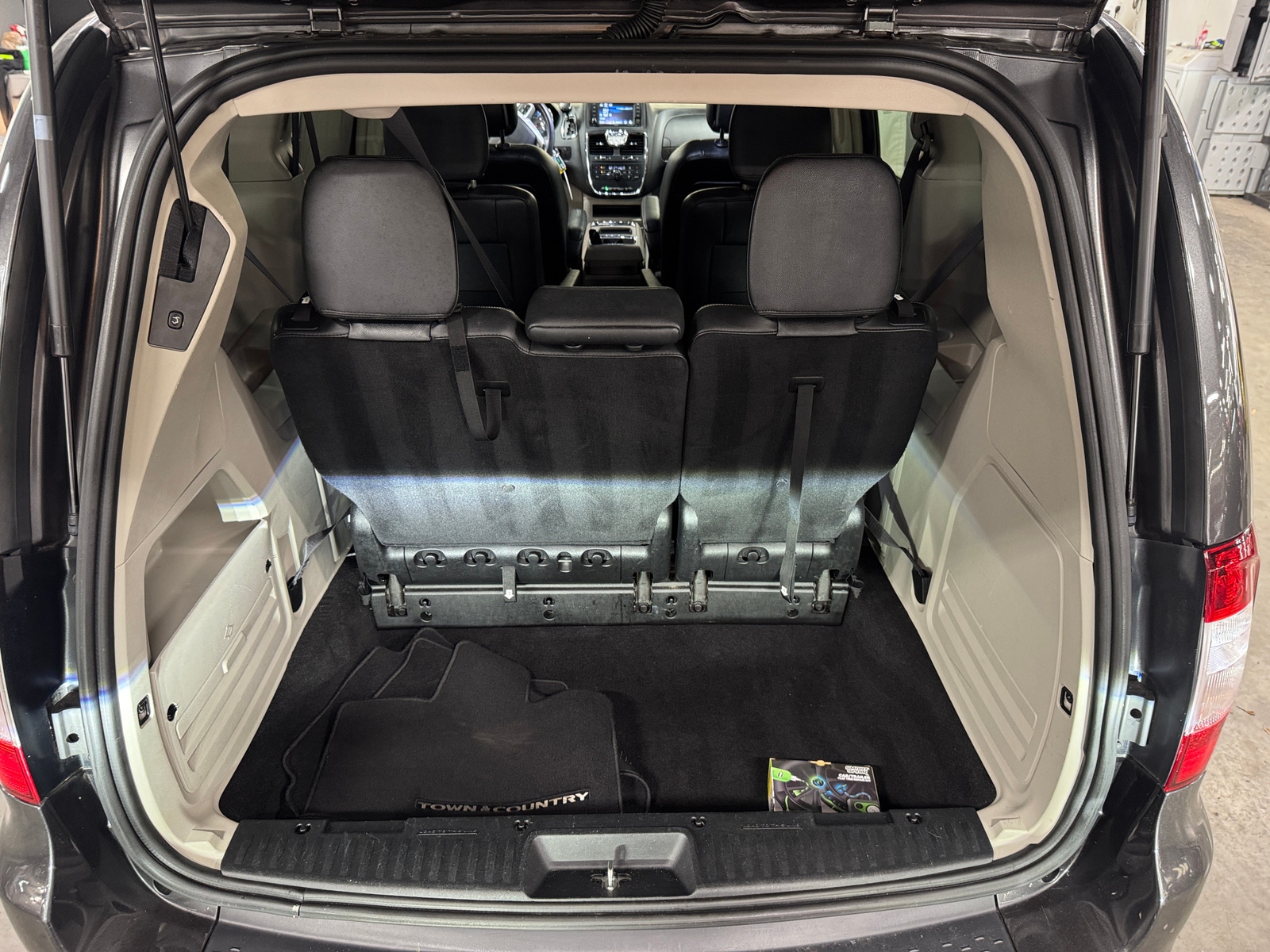 Thumbnail: 2016 Chrysler Town & Country - 6