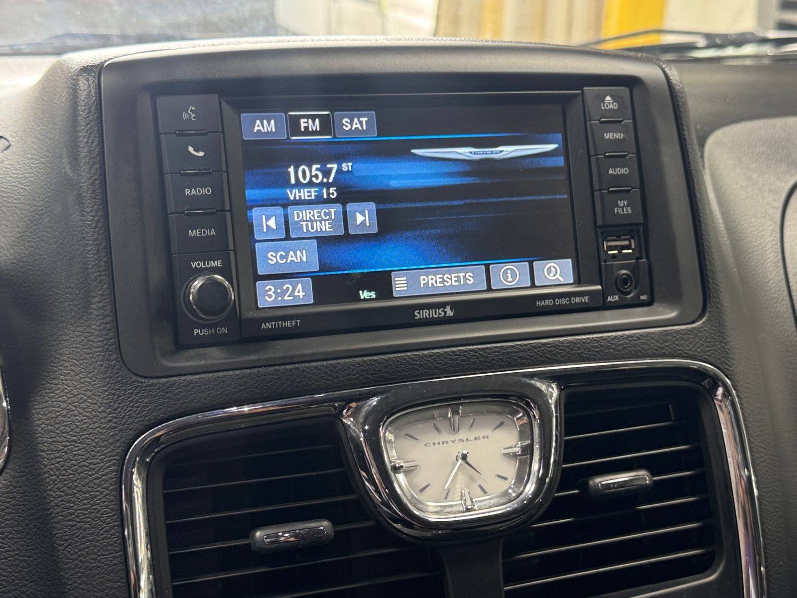 Thumbnail: 2016 Chrysler Town & Country - 3