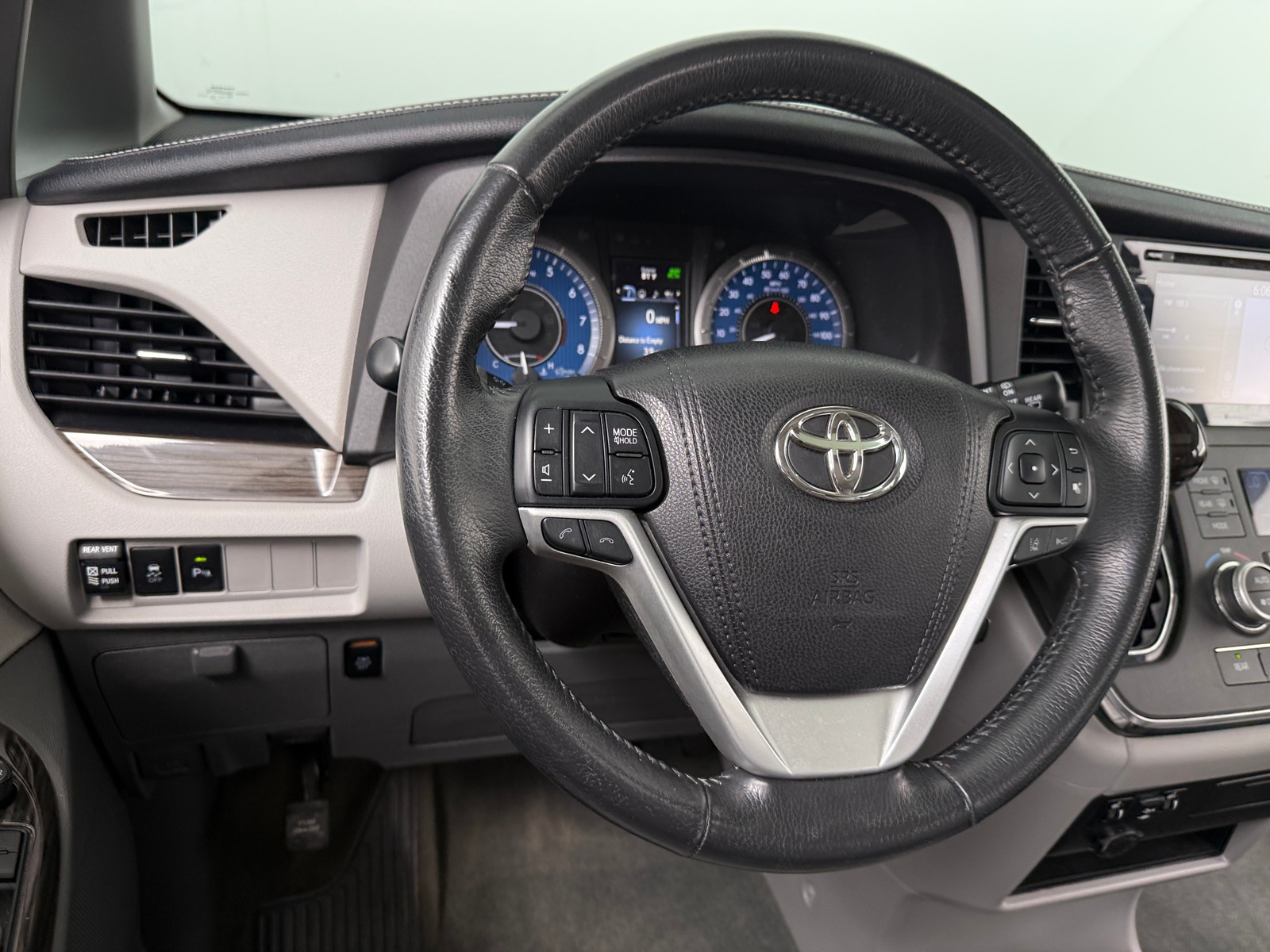 Thumbnail: 2018 Toyota Sienna - 4