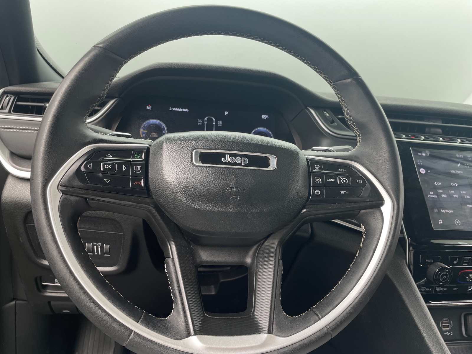 Thumbnail: 2023 Jeep Grand Cherokee L - 4