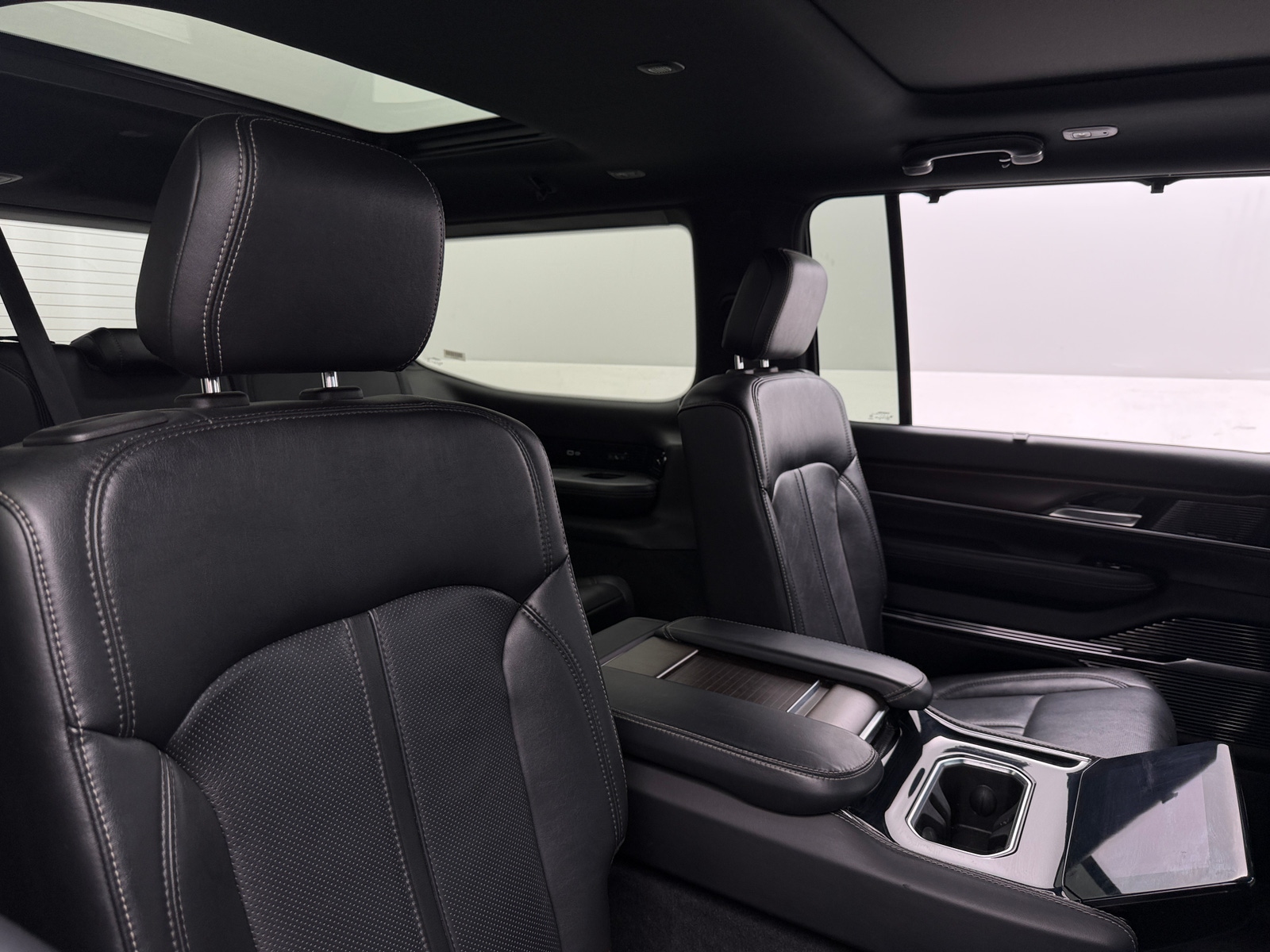 Thumbnail: 2023 Jeep Grand Wagoneer - 5