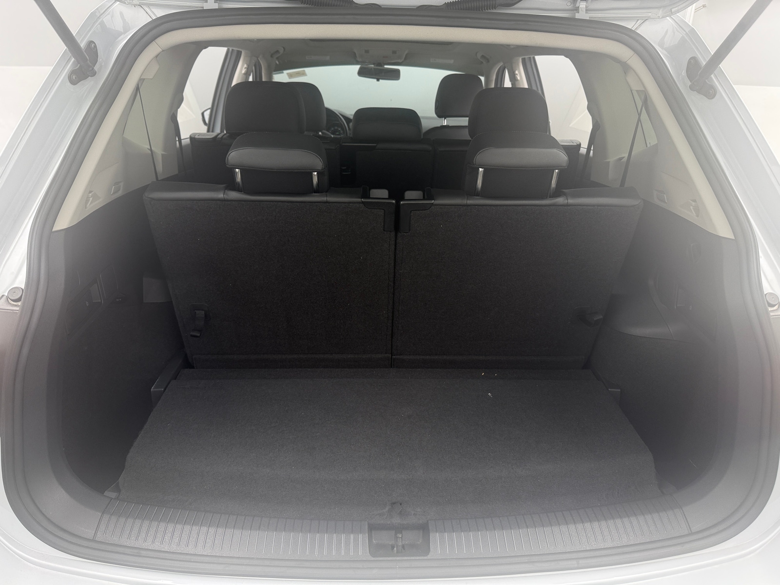 Thumbnail: 2018 Volkswagen Tiguan - 7