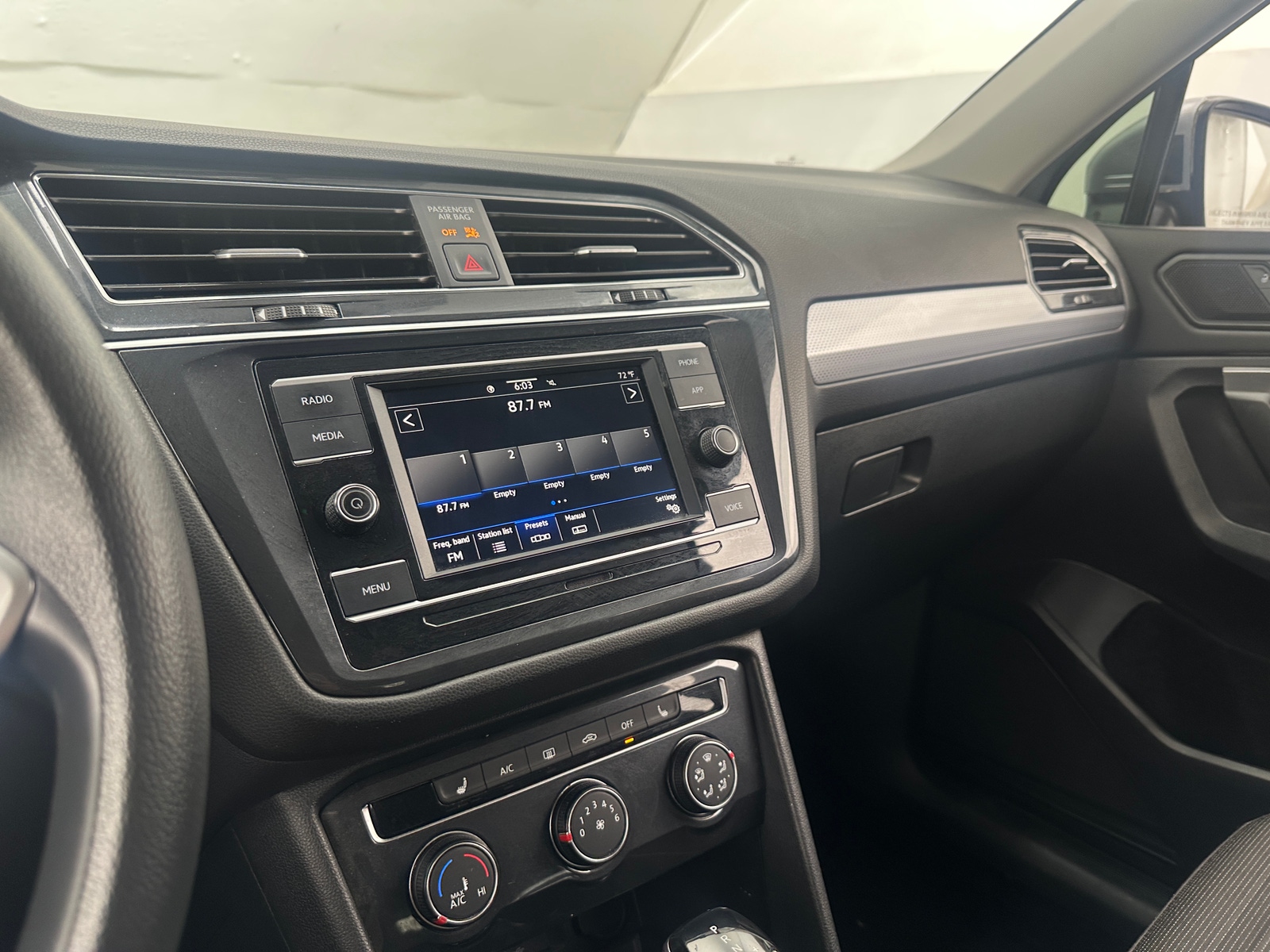 Thumbnail: 2022 Volkswagen Tiguan - 4