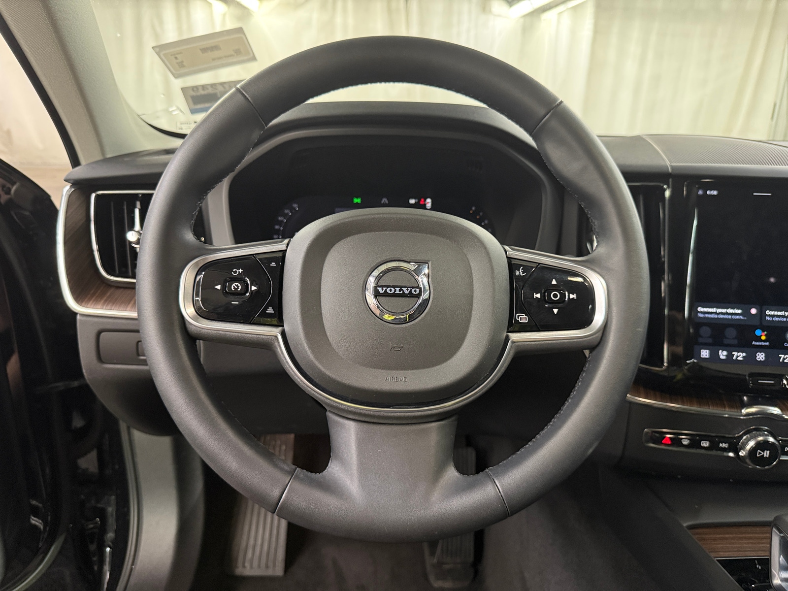 Thumbnail: 2023 Volvo XC60 - 4