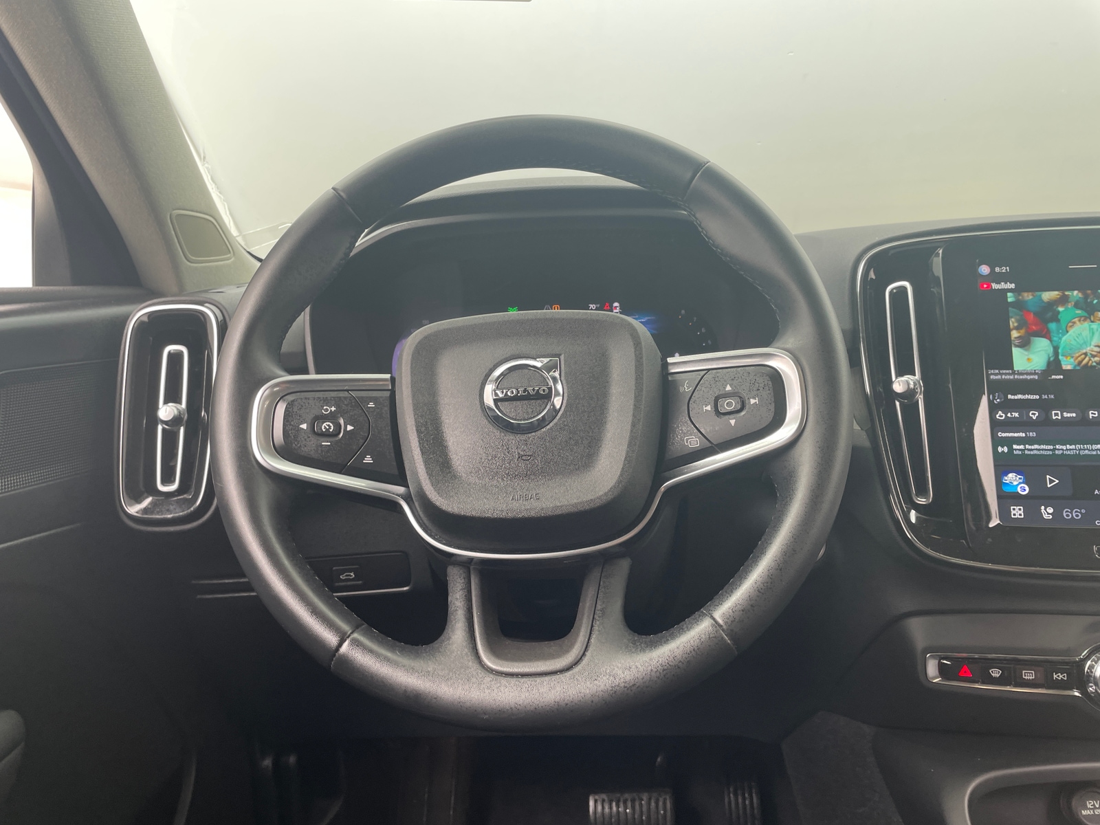Thumbnail: 2023 Volvo XC40 - 5