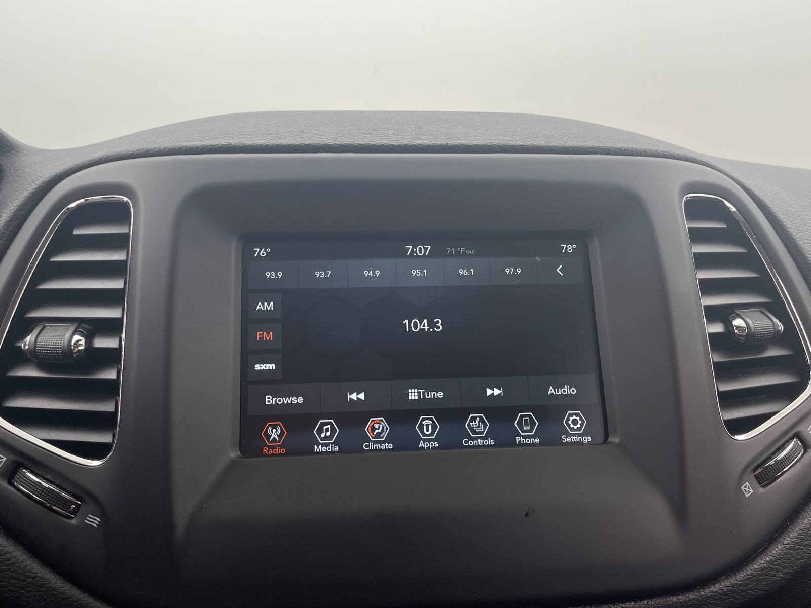 Thumbnail: 2019 Jeep Compass - 3