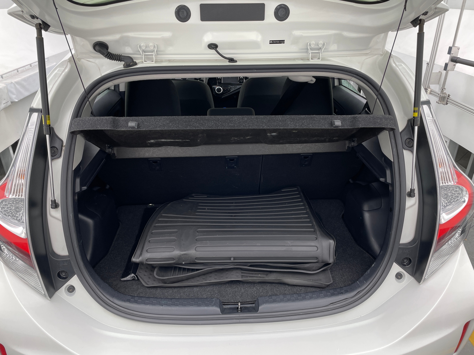 Thumbnail: 2018 Toyota Prius c - 7