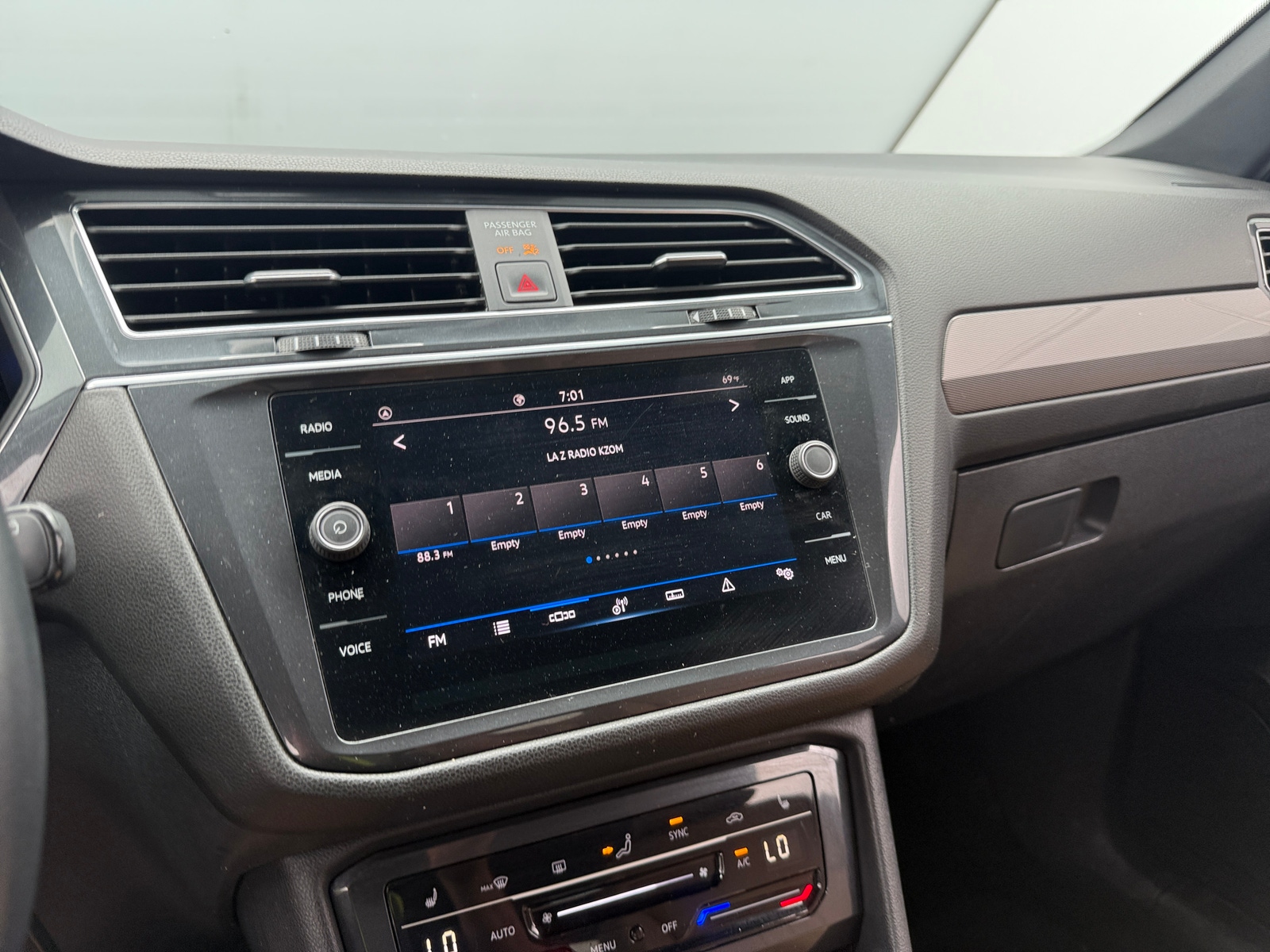 Thumbnail: 2022 Volkswagen Tiguan - 4