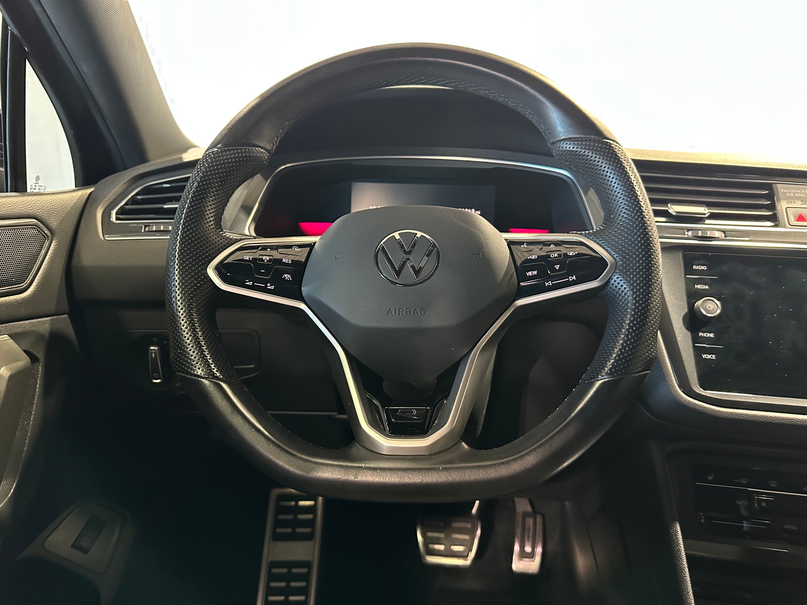 Thumbnail: 2022 Volkswagen Tiguan - 4