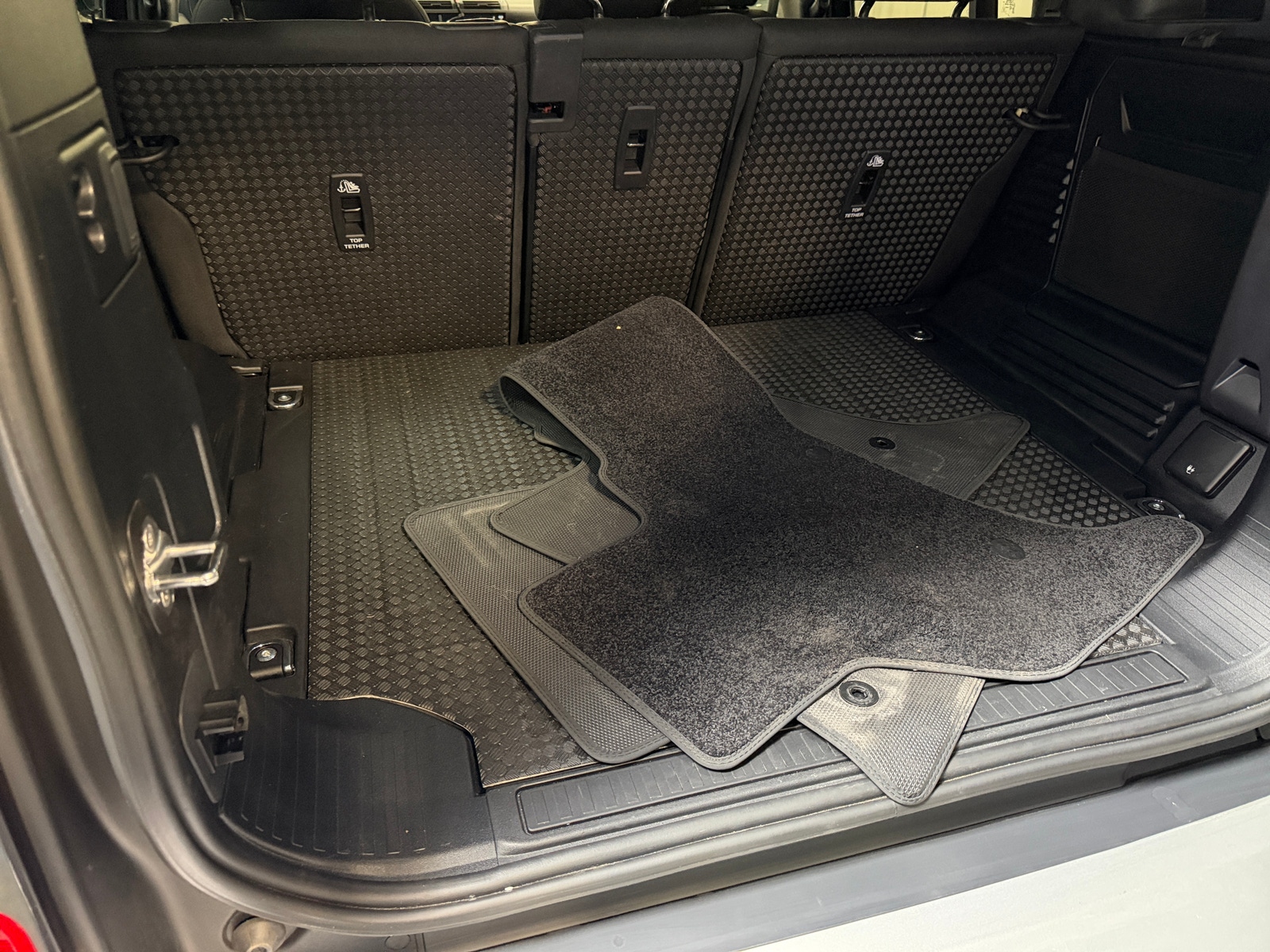 Thumbnail: 2025 Land Rover Defender - 6