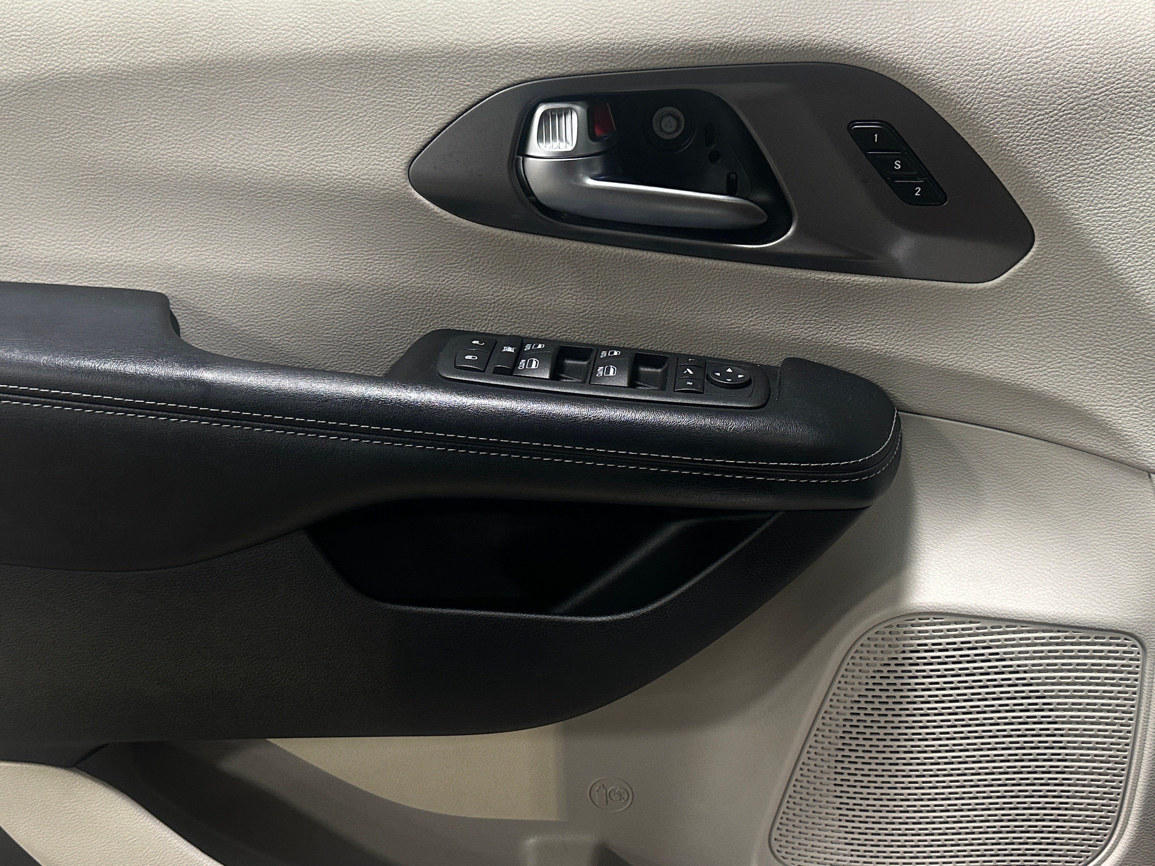 2019 Chrysler Pacifica Limited - Photo 10