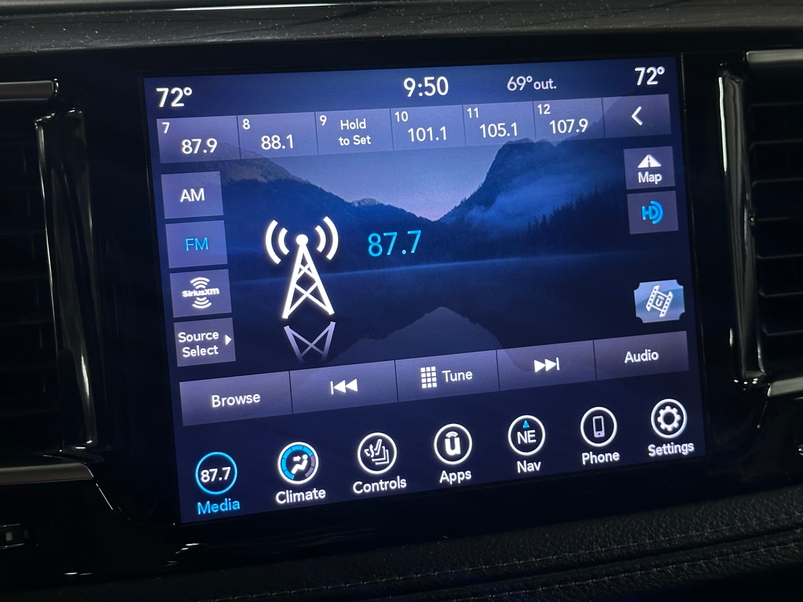 Thumbnail: 2019 Chrysler Pacifica - 3