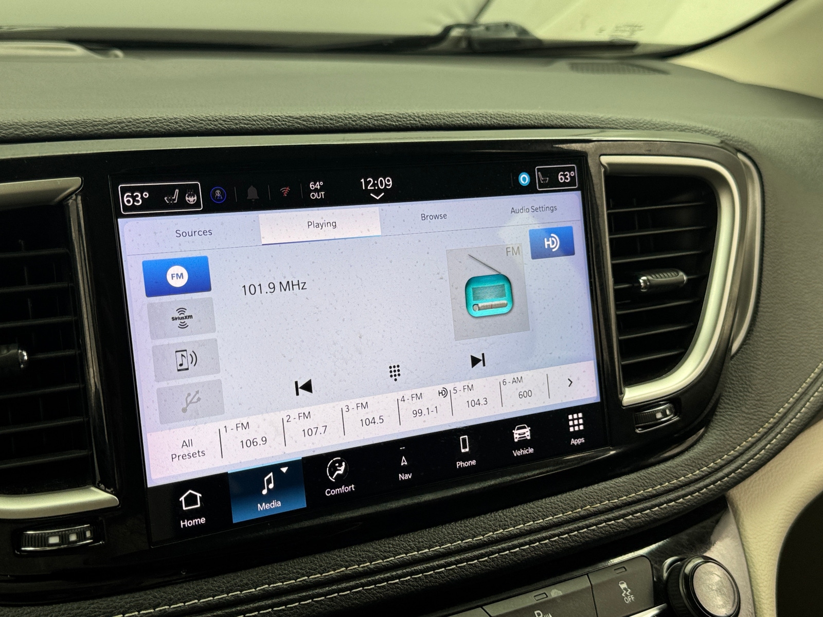 Thumbnail: 2024 Chrysler Pacifica - 3