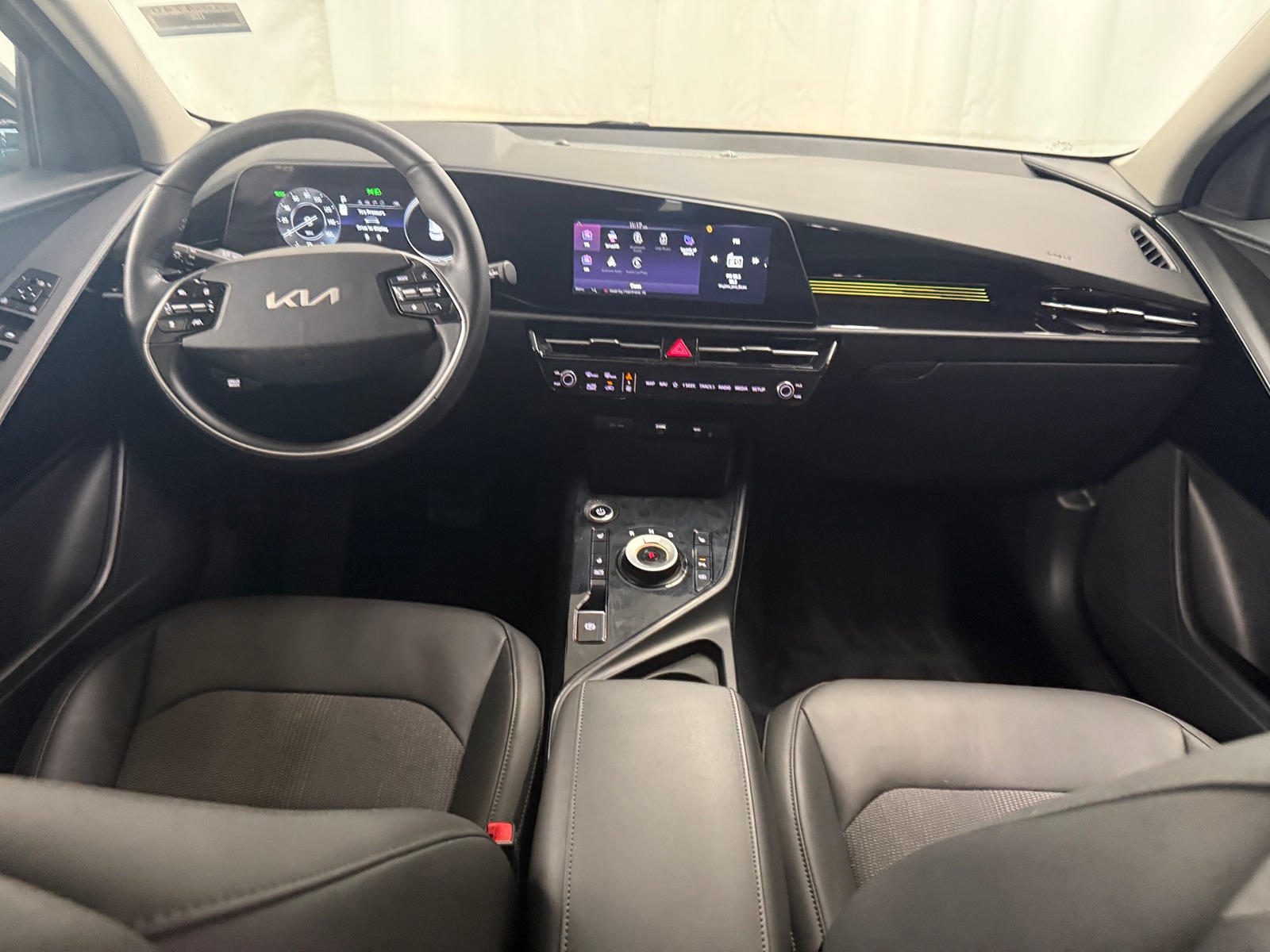 Thumbnail: 2023 Kia Niro - 3