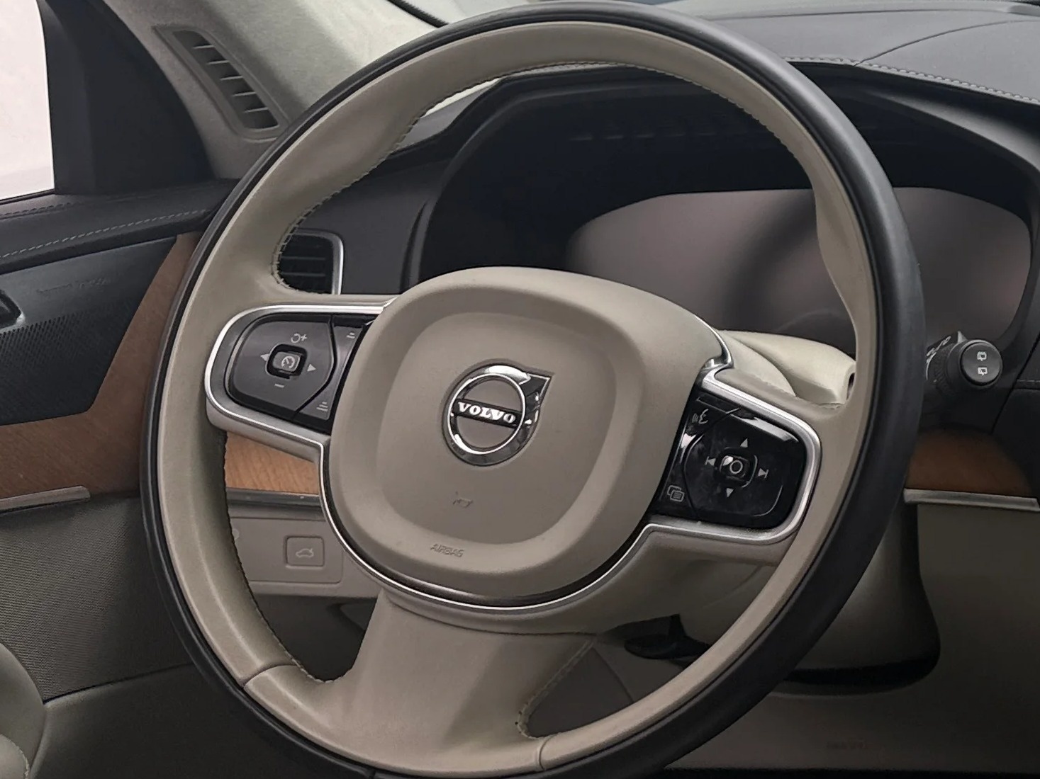 Thumbnail: 2019 Volvo XC90 - 4