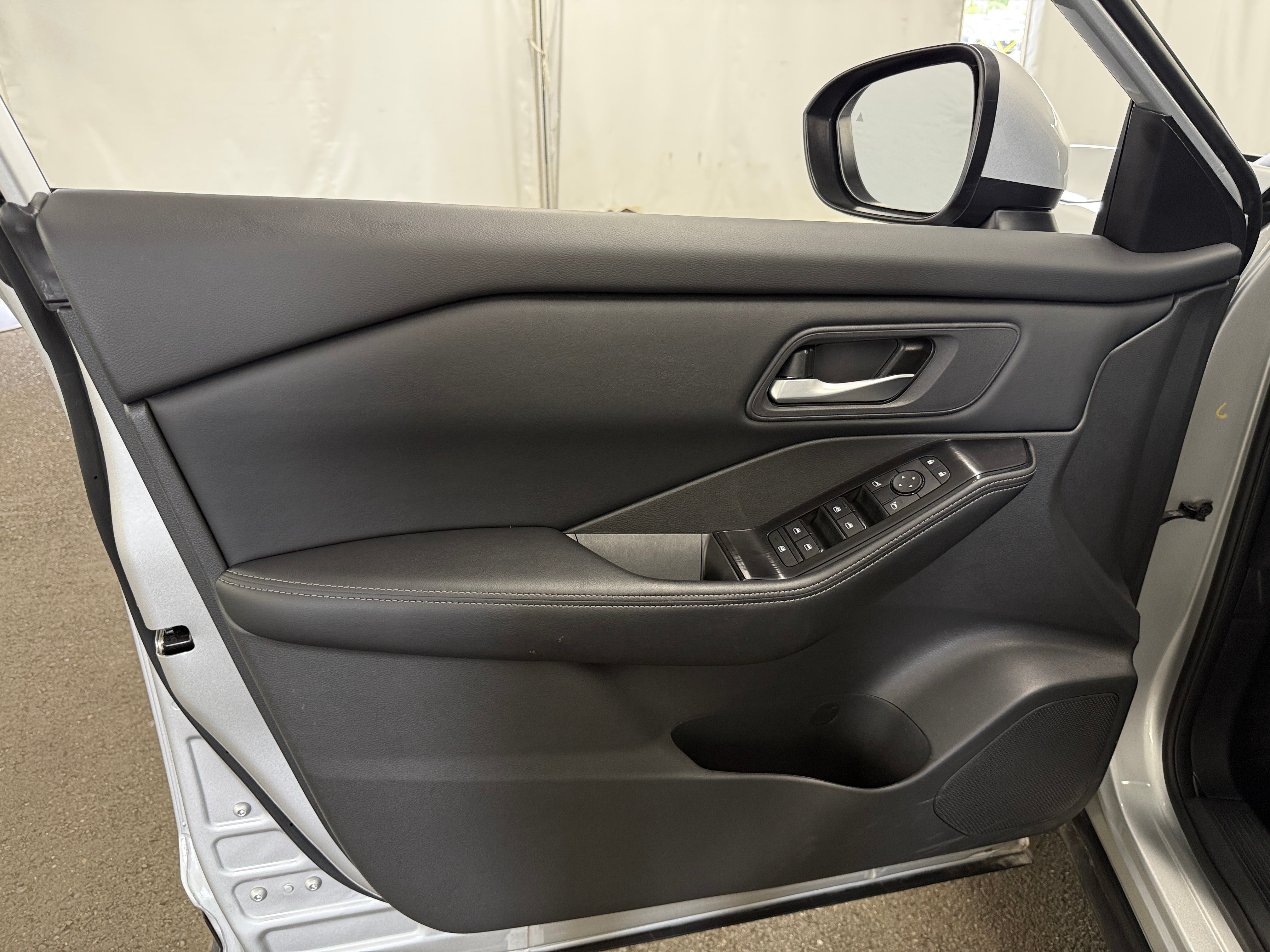 2025 Nissan Rogue SV - Photo 8
