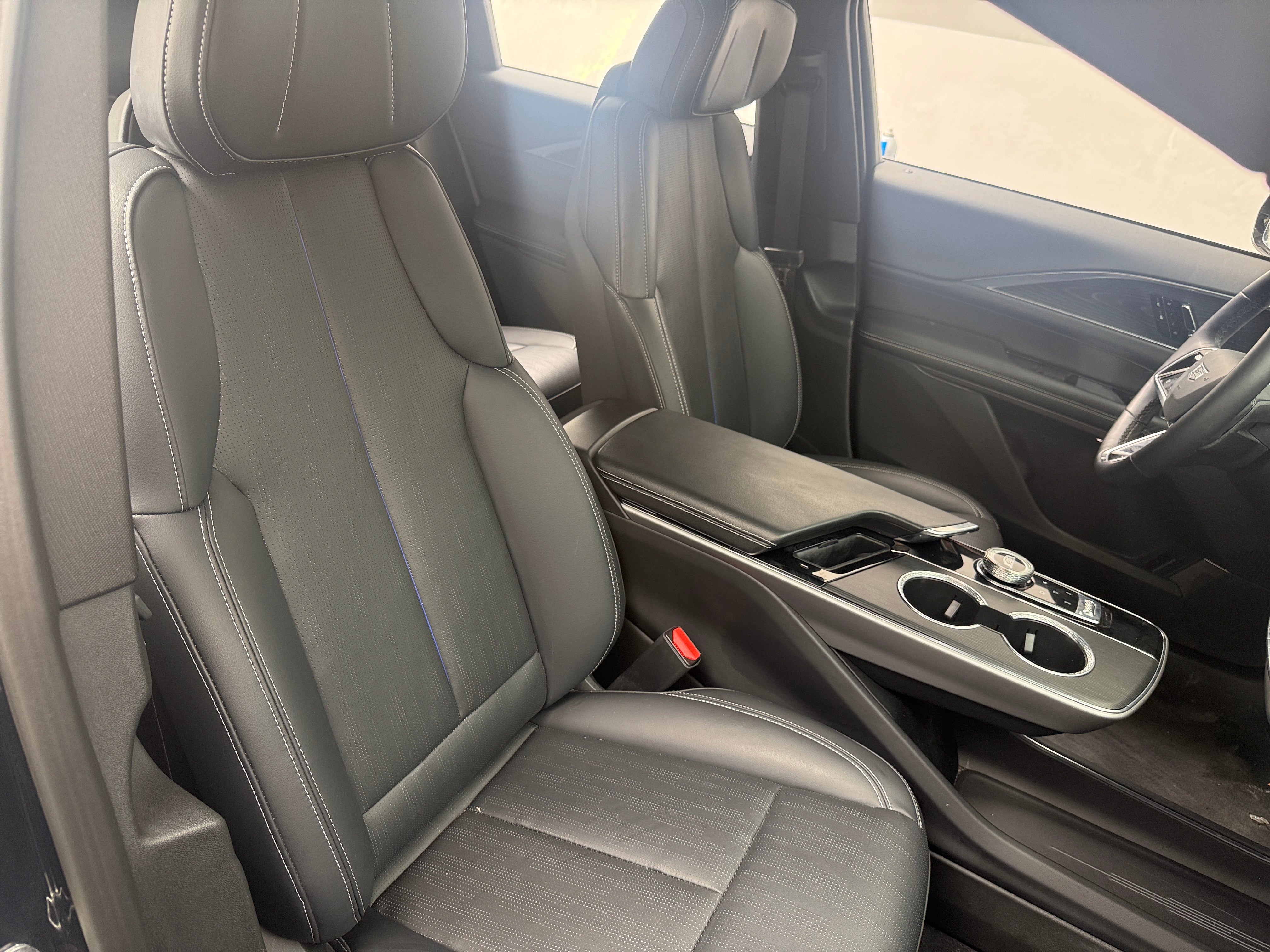 2024 Cadillac LYRIQ Luxury 1