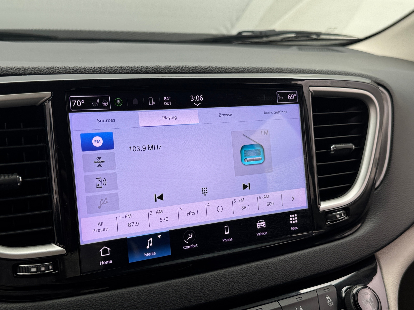Thumbnail: 2023 Chrysler Pacifica - 3