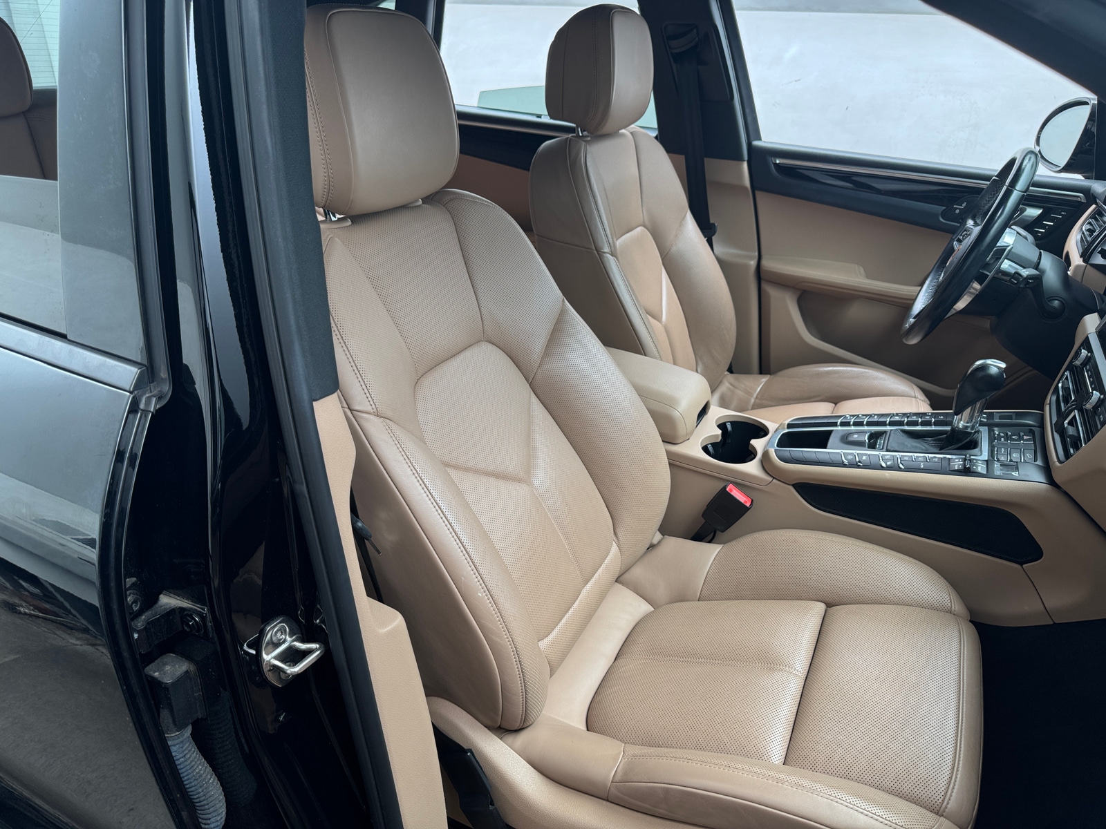 Thumbnail: 2020 Porsche Macan - 2