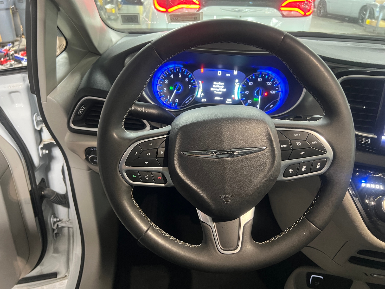Thumbnail: 2023 Chrysler Pacifica - 4
