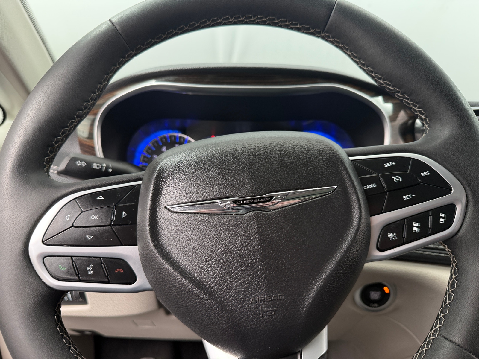 Thumbnail: 2023 Chrysler Pacifica - 4