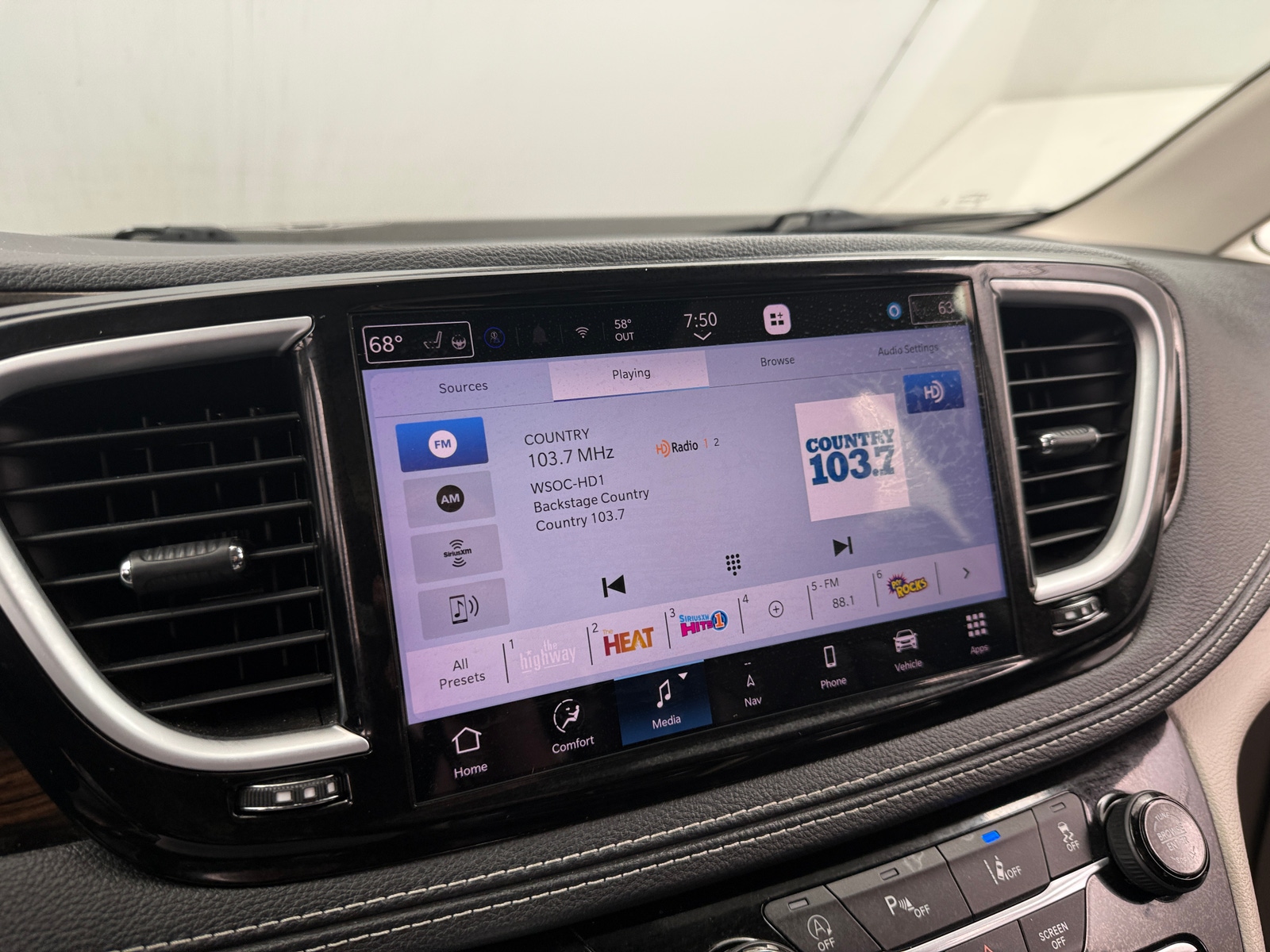 Thumbnail: 2023 Chrysler Pacifica - 3