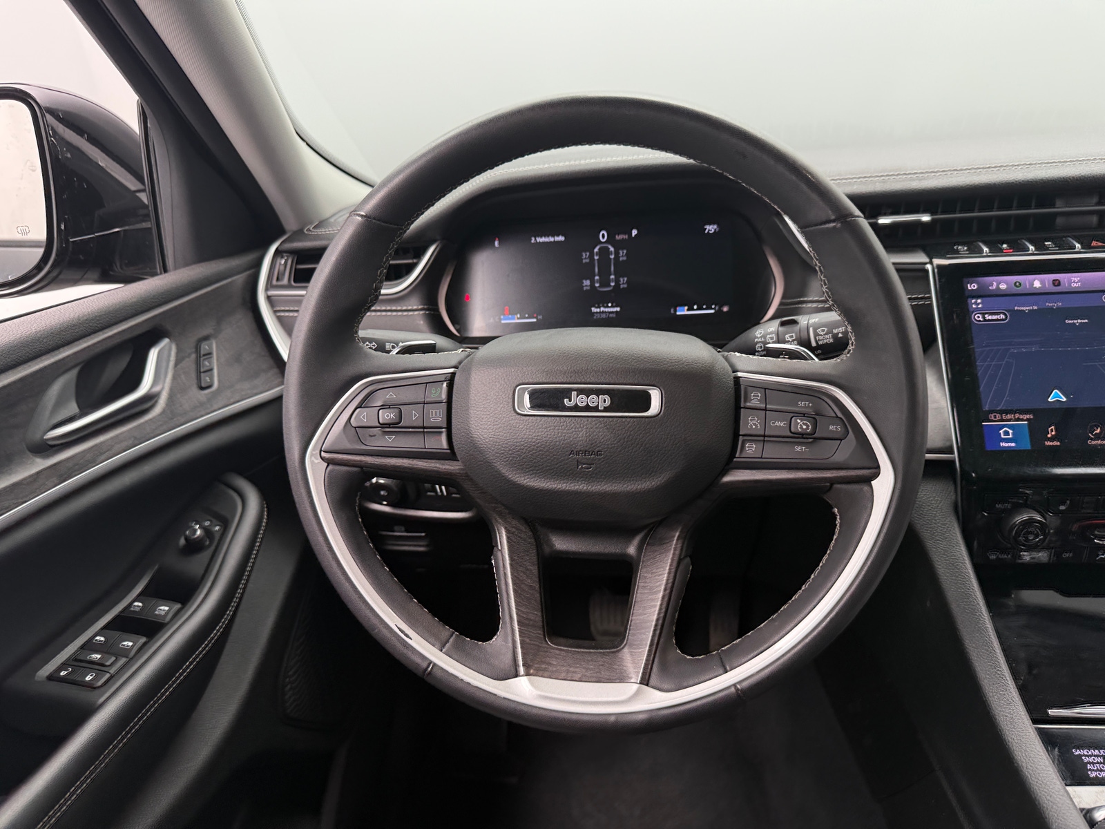Thumbnail: 2023 Jeep Grand Cherokee L - 4