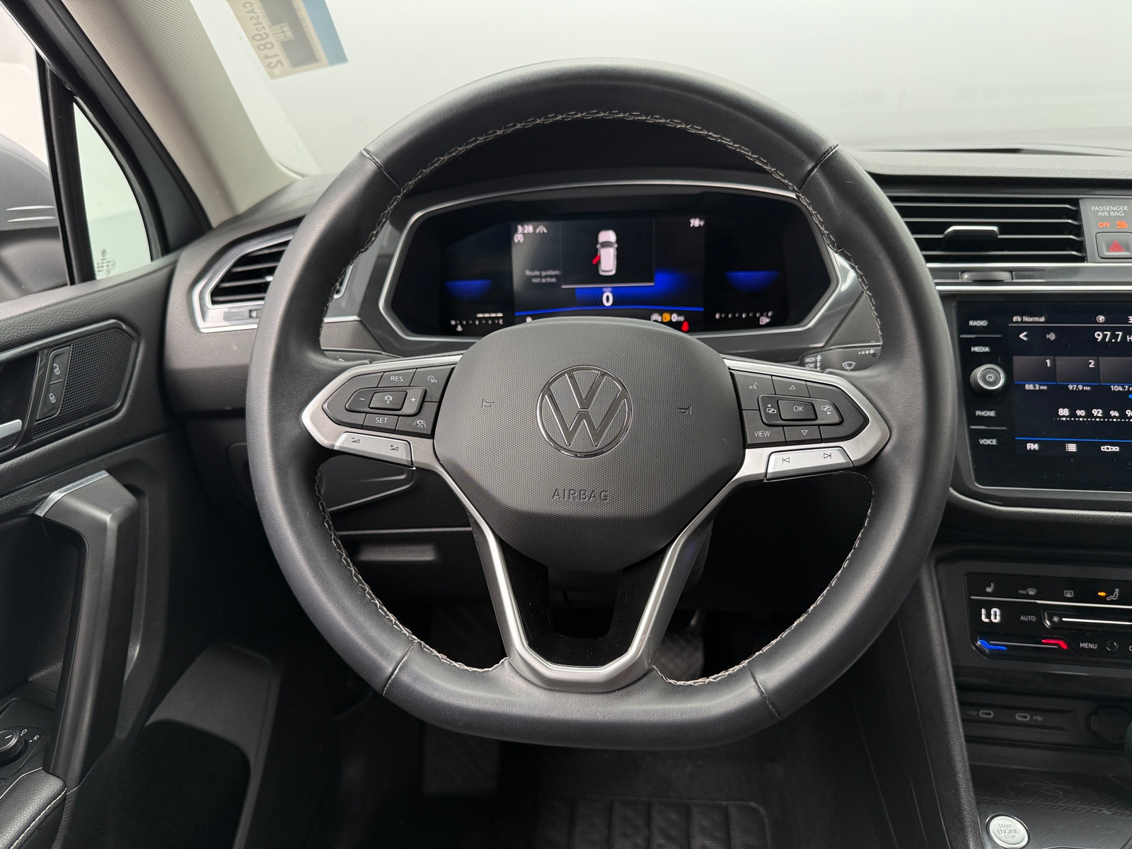 Thumbnail: 2022 Volkswagen Tiguan - 4