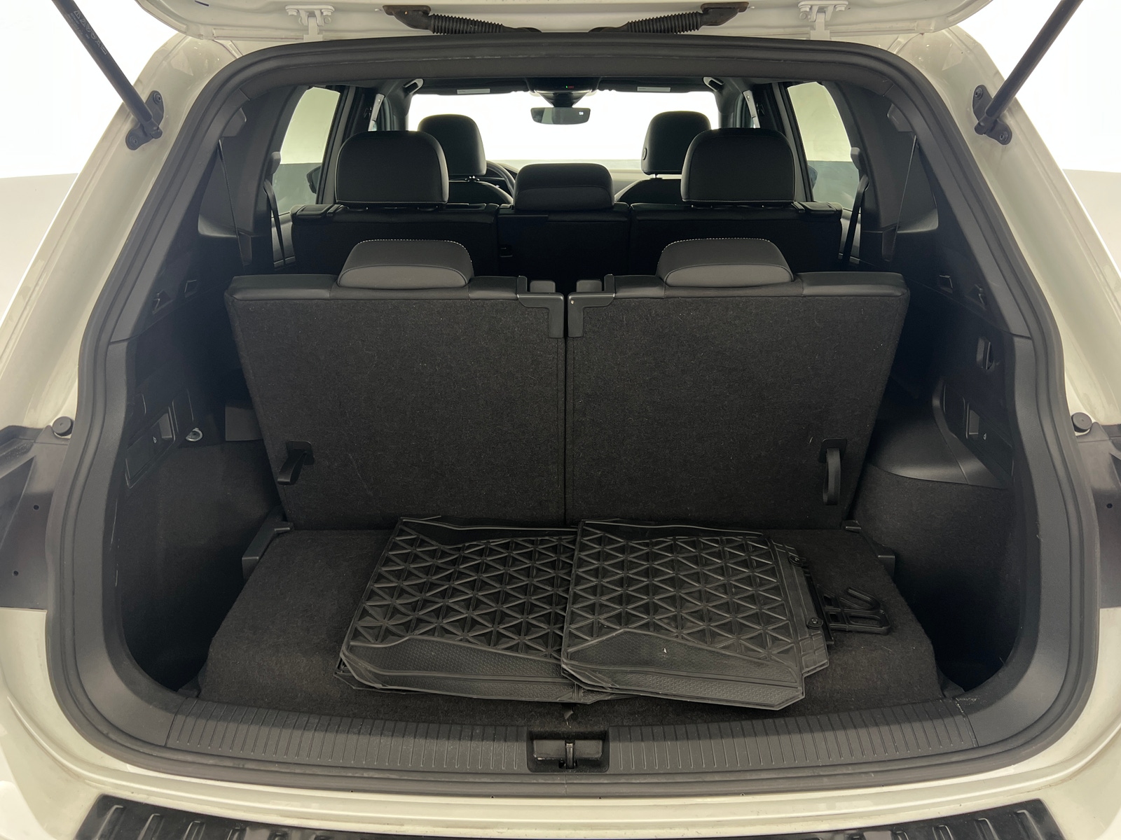 Thumbnail: 2023 Volkswagen Tiguan - 6