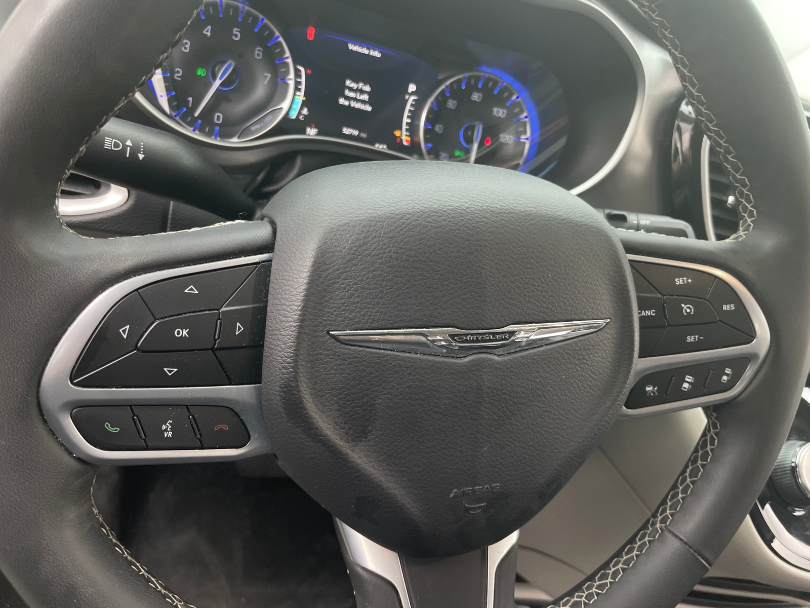 Thumbnail: 2023 Chrysler Pacifica - 4