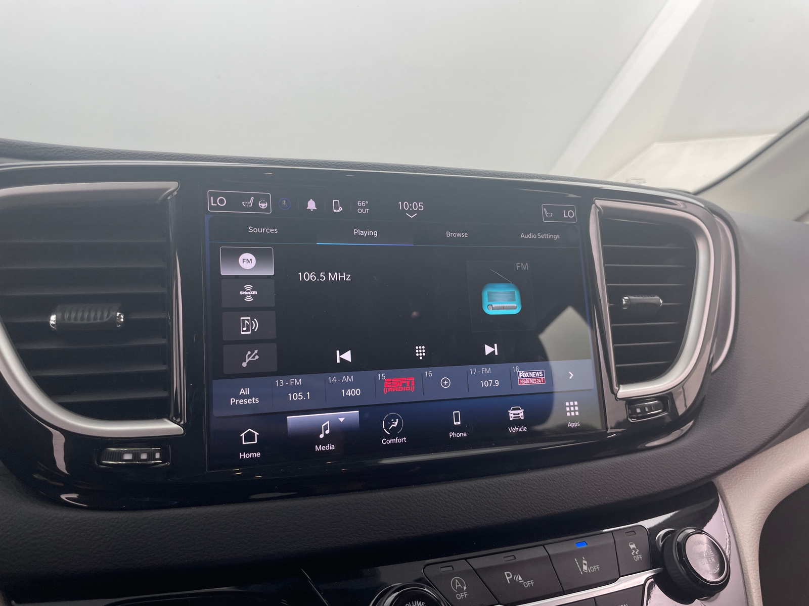 Thumbnail: 2023 Chrysler Pacifica - 3