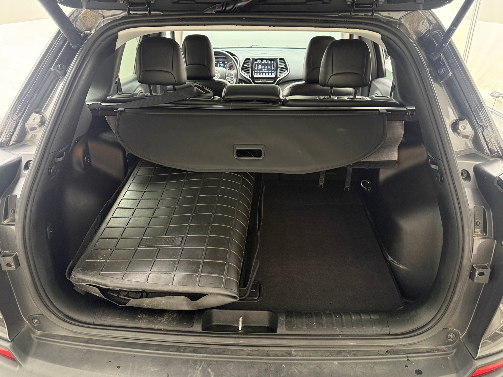 Thumbnail: 2019 Jeep Cherokee - 6